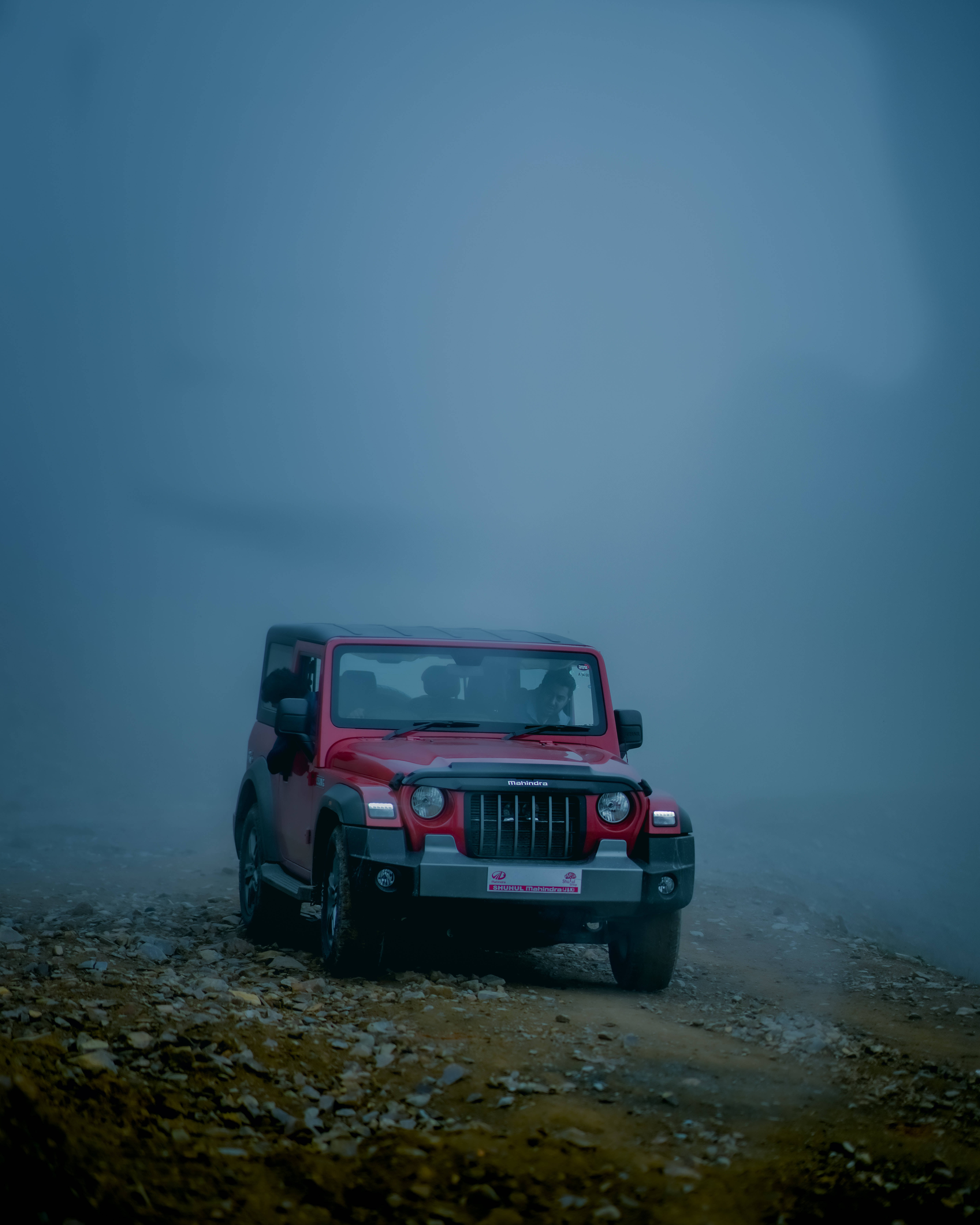 লাল থার 4K নীল কুয়াশা ওয়ালপেপার
