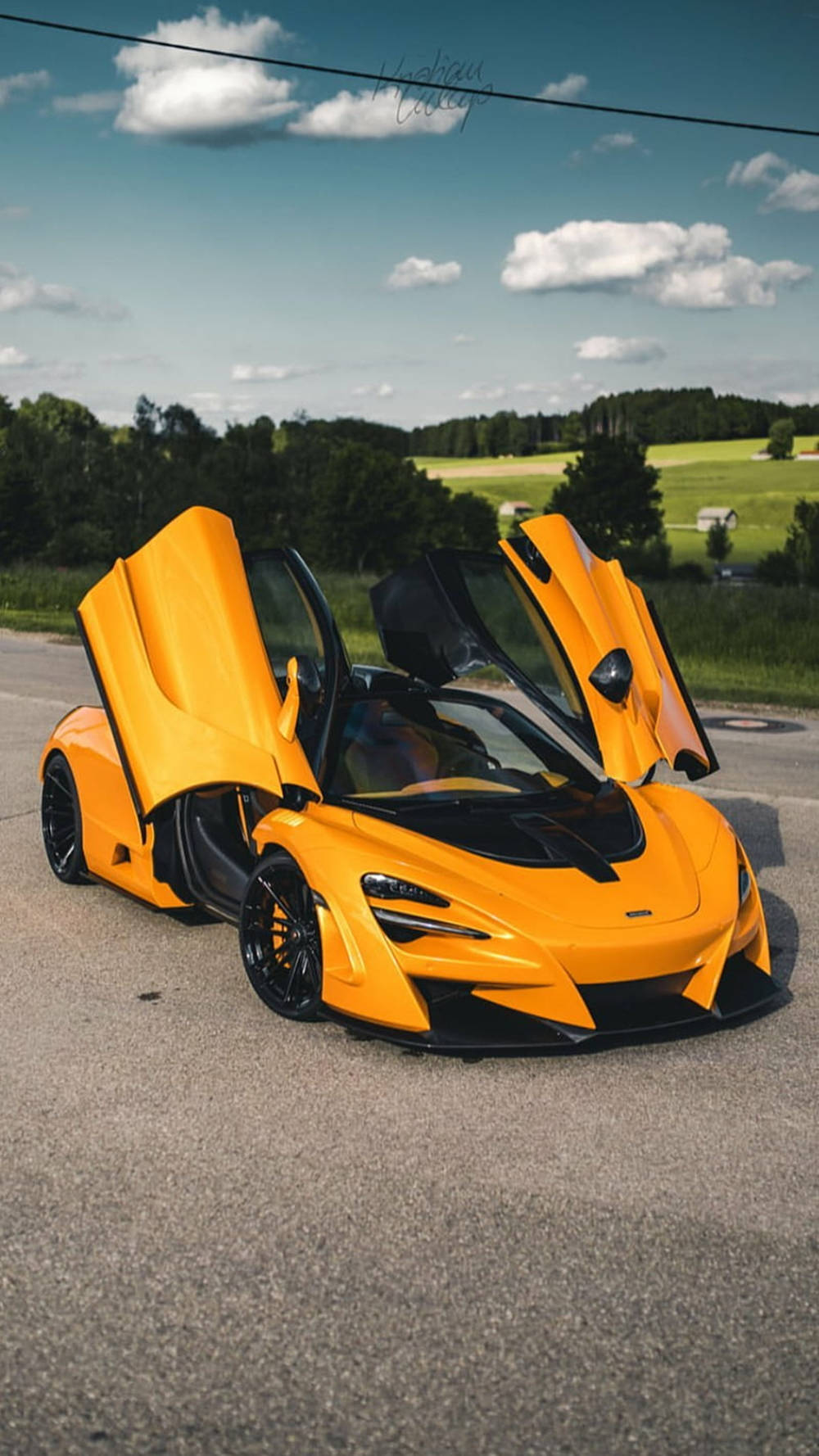 হলুদ ম্যাকলারেন 720S খোলা দরজা ফোন ওয়ালপেপার