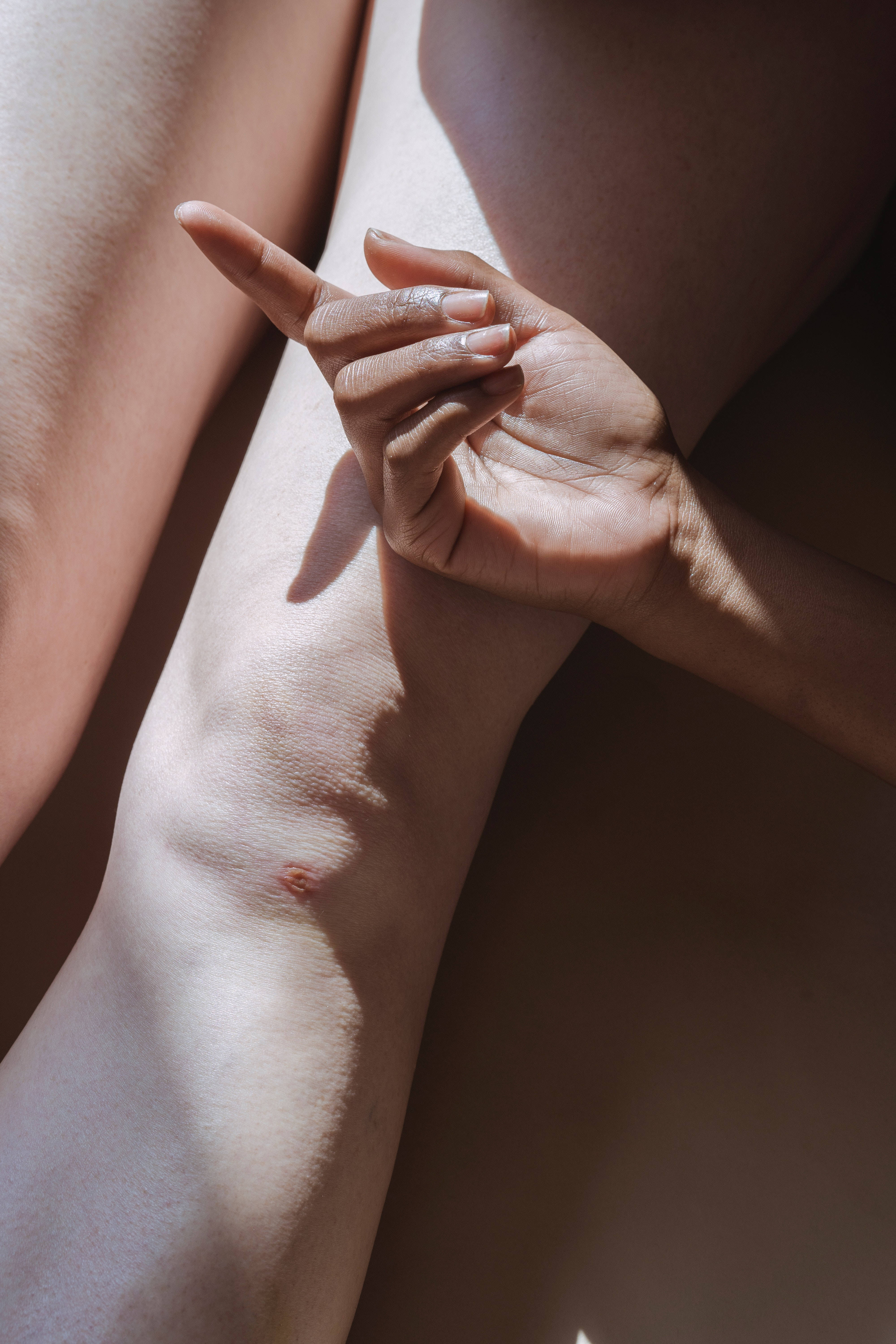 Arm On Lower Leg ওয়ালপেপার