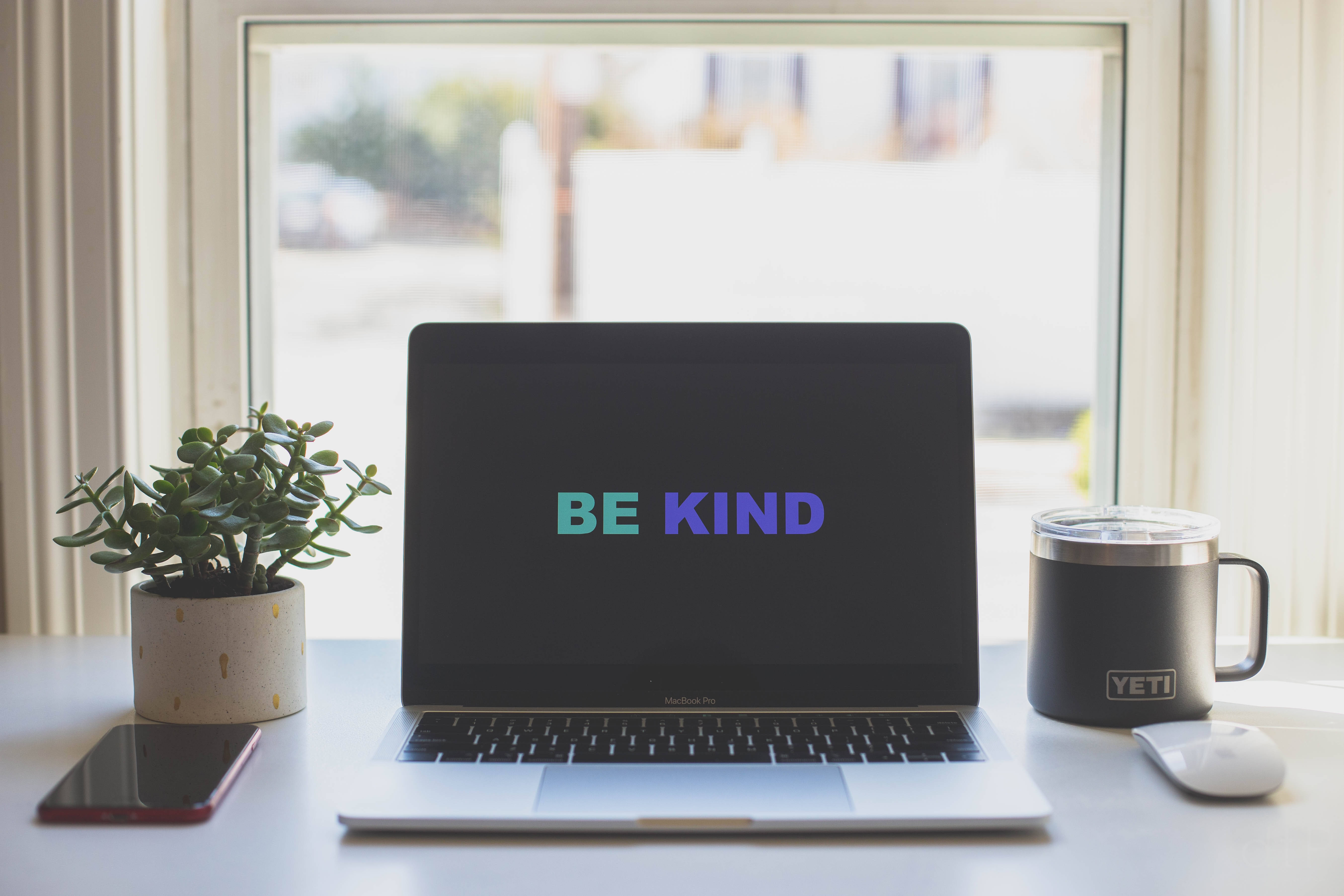 স্ক্রিনে 'Be Kind' অনুপ্রেরণামূলক উক্তি ওয়ালপেপার