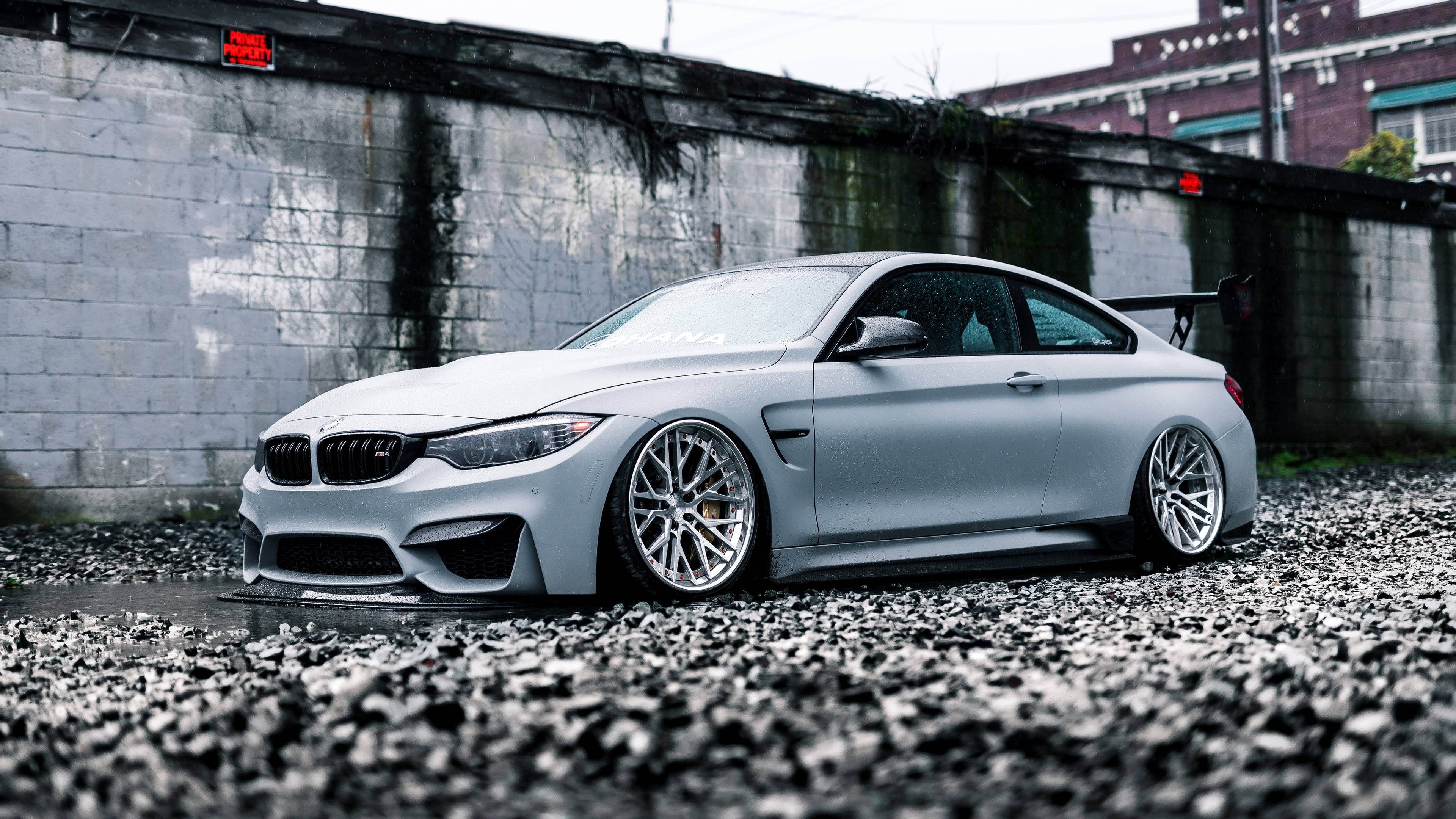 সাদা BMW M4 পাথুরে মাটি ওয়ালপেপার