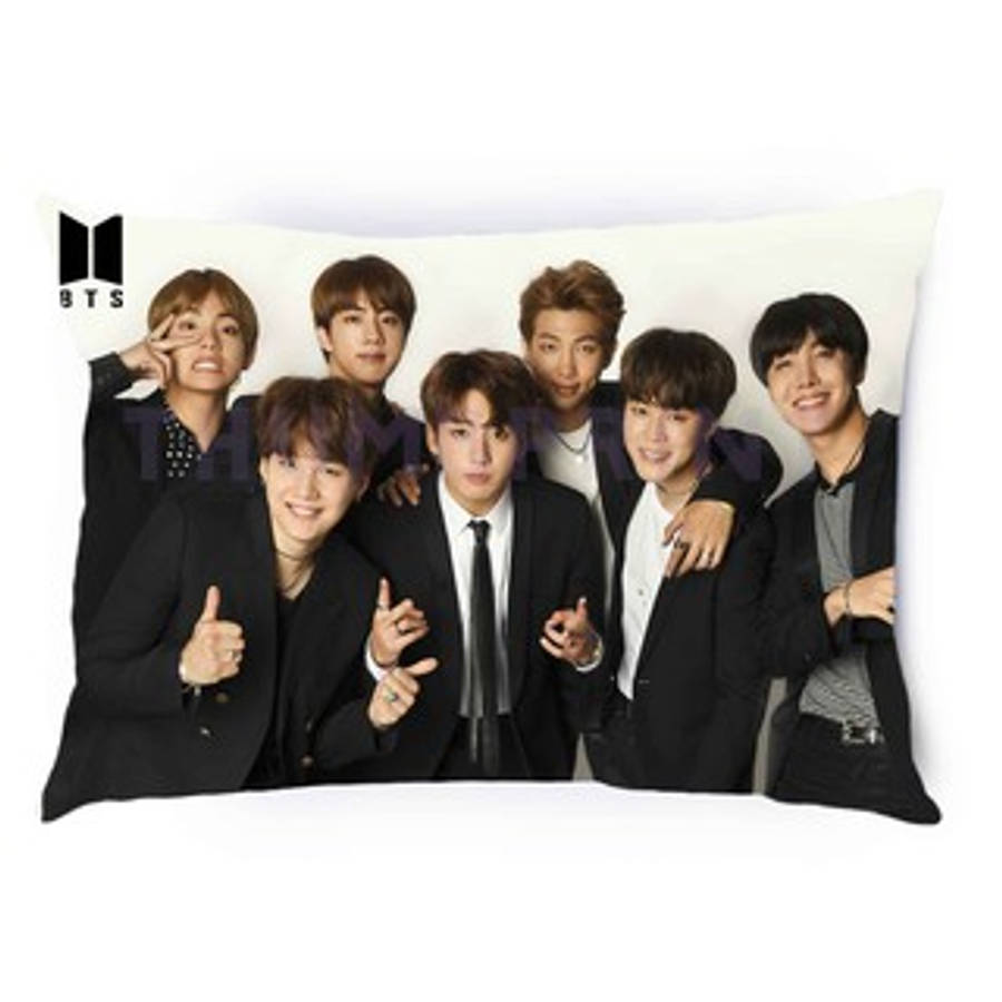 BTS গ্রুপ কিউট বালিশ ওয়ালপেপার