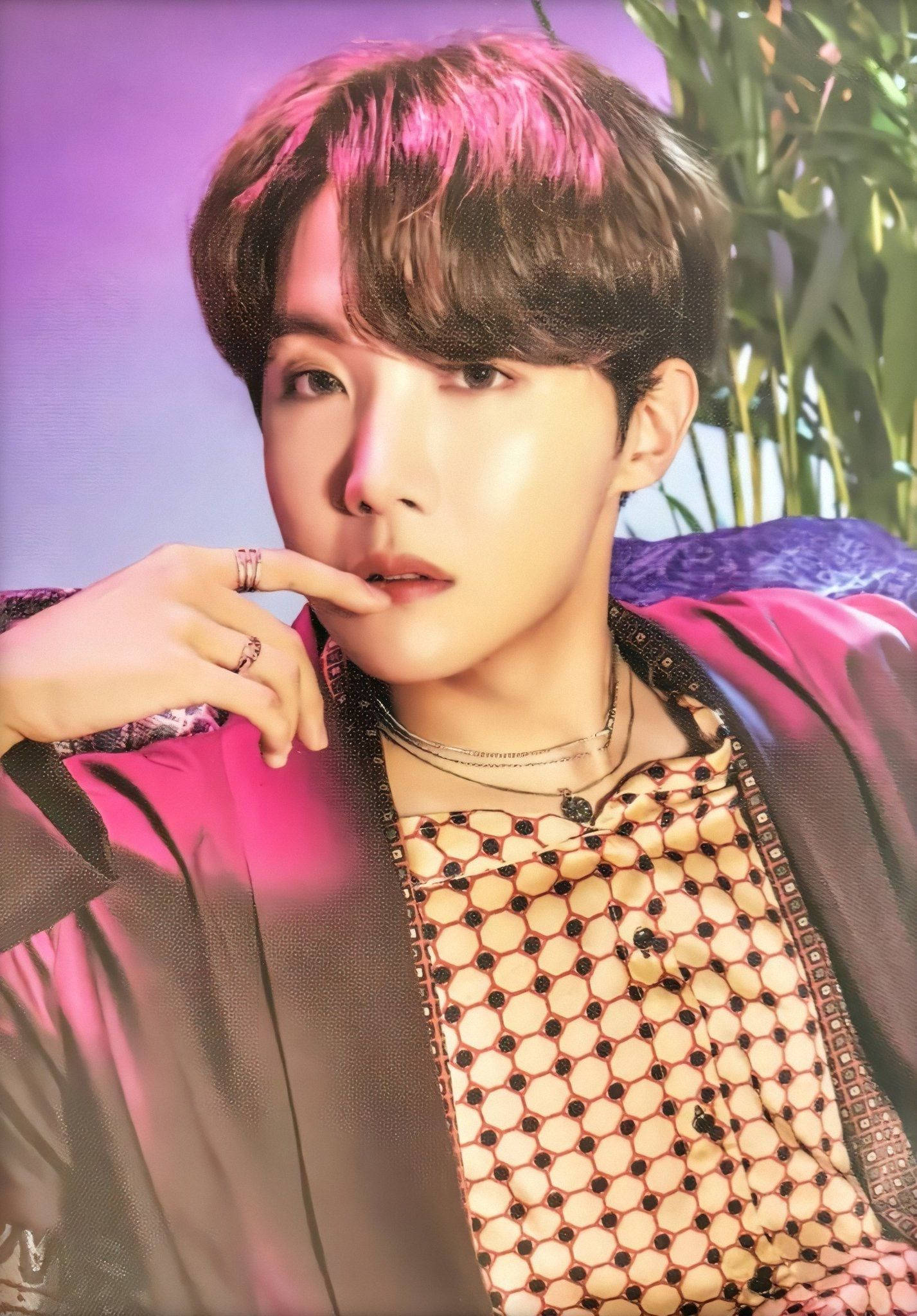 বাদামি টপে সুন্দর BTS জে-হোপ ওয়ালপেপার
