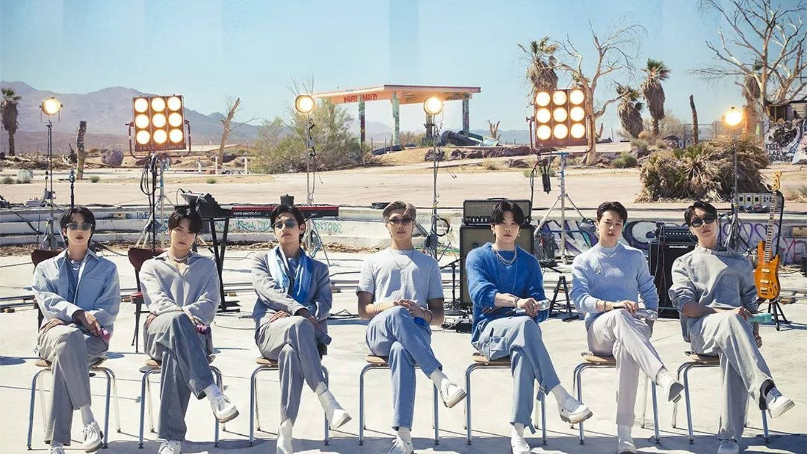 BTS যন্ত্রসহ ডেস্কটপ ওয়ালপেপার