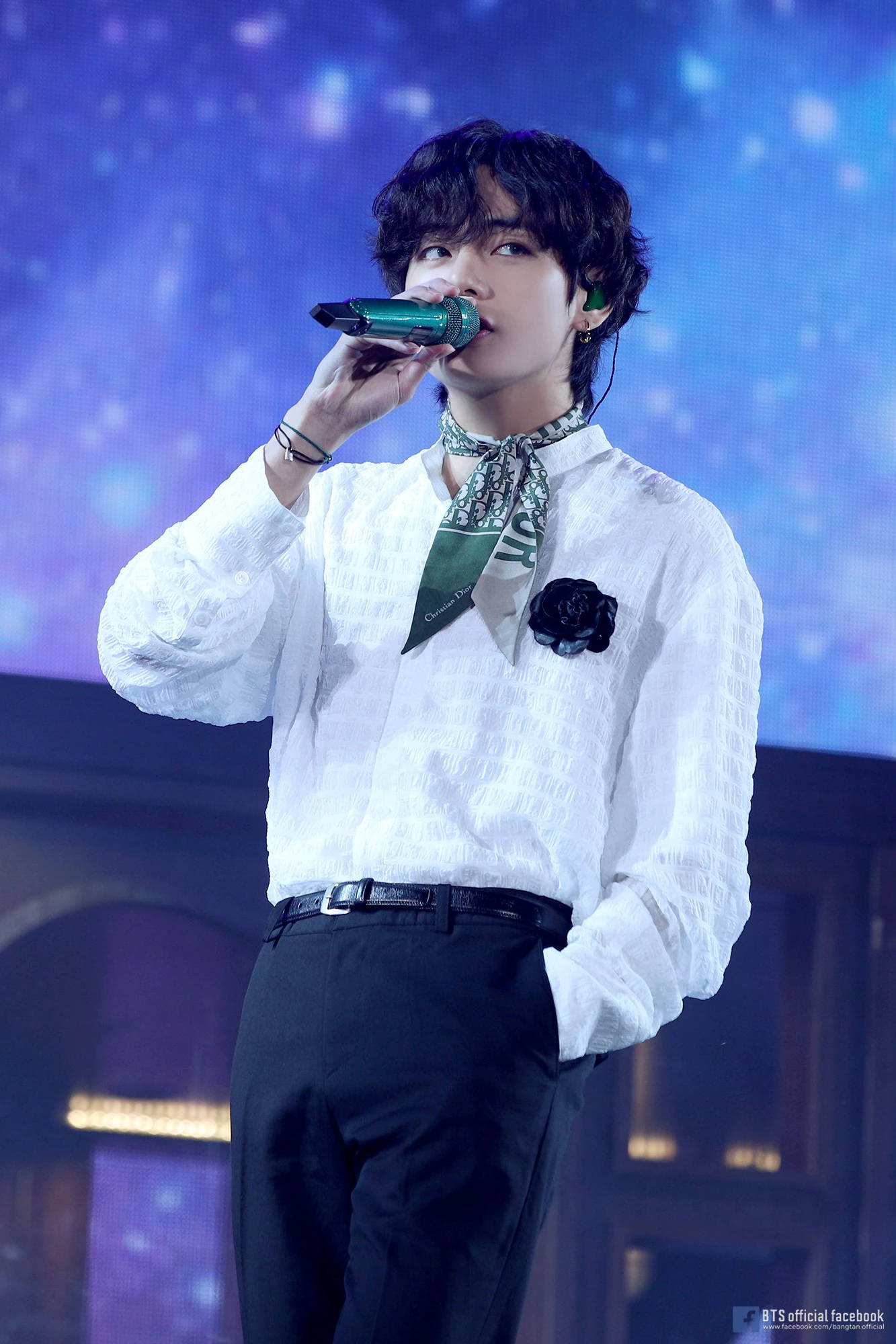 BTS V ডিওর স্কার্ফ ওয়ালপেপার