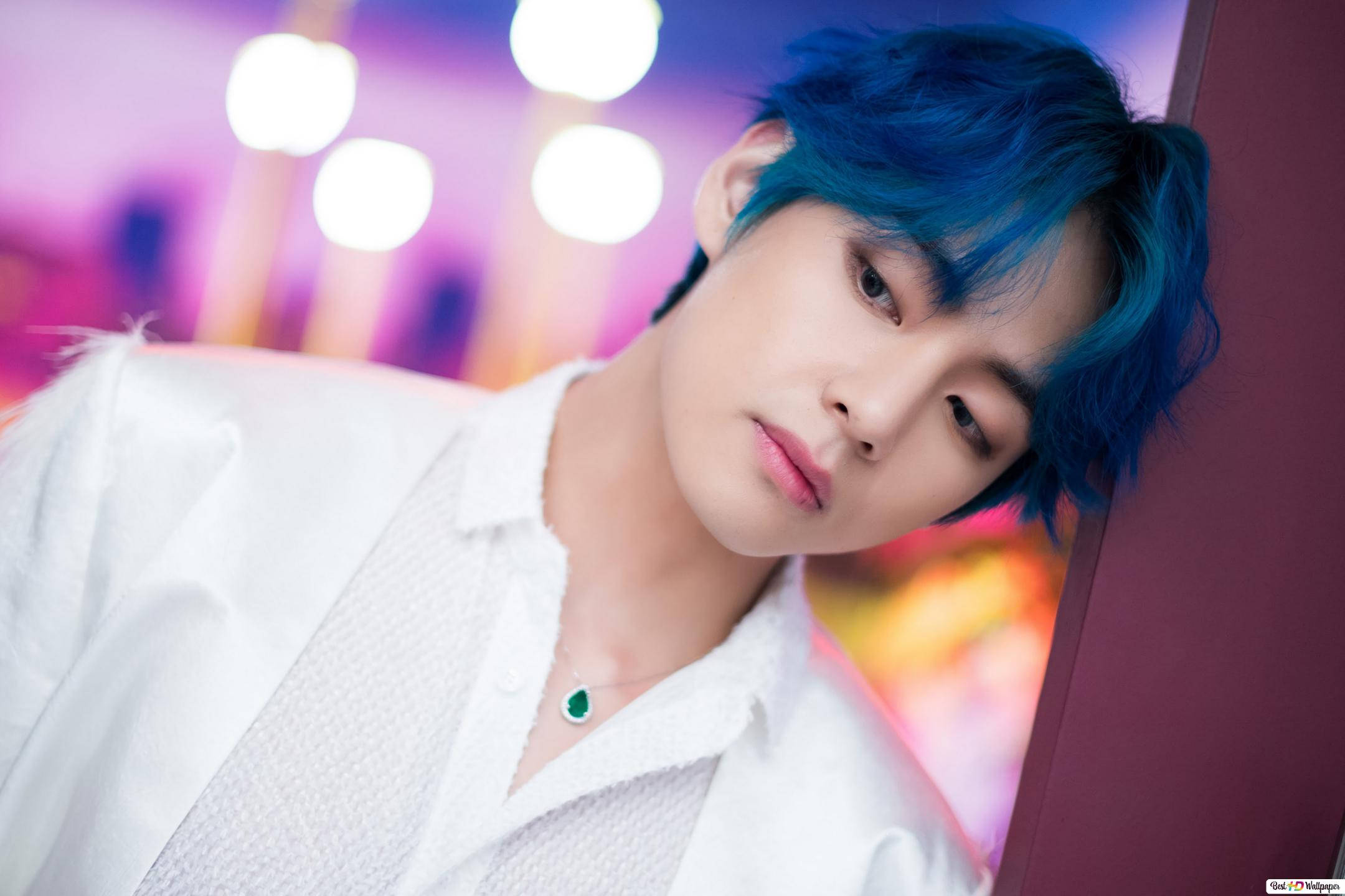 BTS V দেয়ালে হেলান দিয়ে ওয়ালপেপার