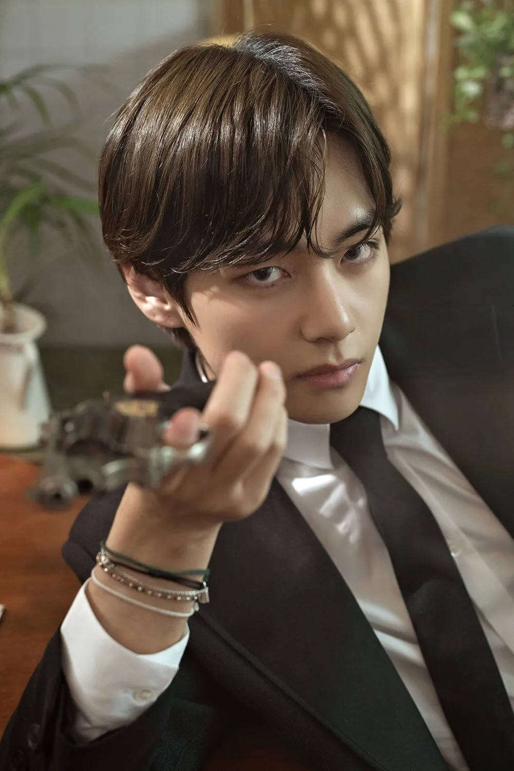 BTS V বন্দুক ধরে আছেন ওয়ালপেপার