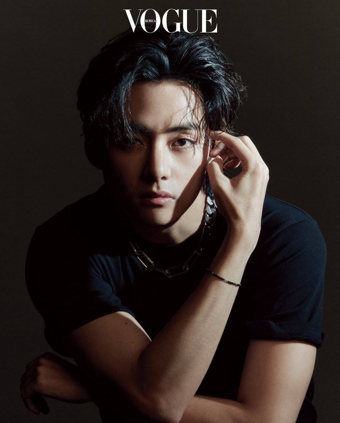 BTS V ভোগ ব্ল্যাক শার্ট ওয়ালপেপার