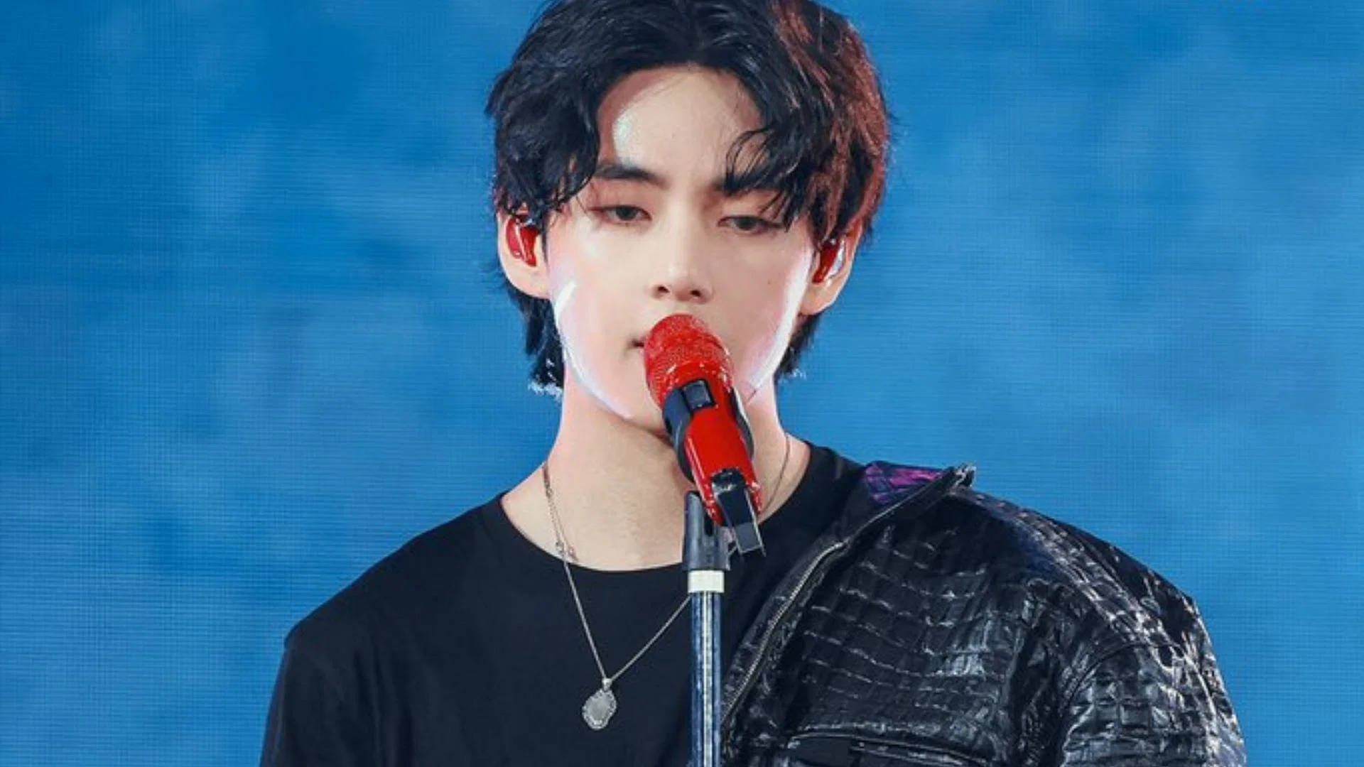 BTS V লাল মাইক্রোফোন ওয়ালপেপার