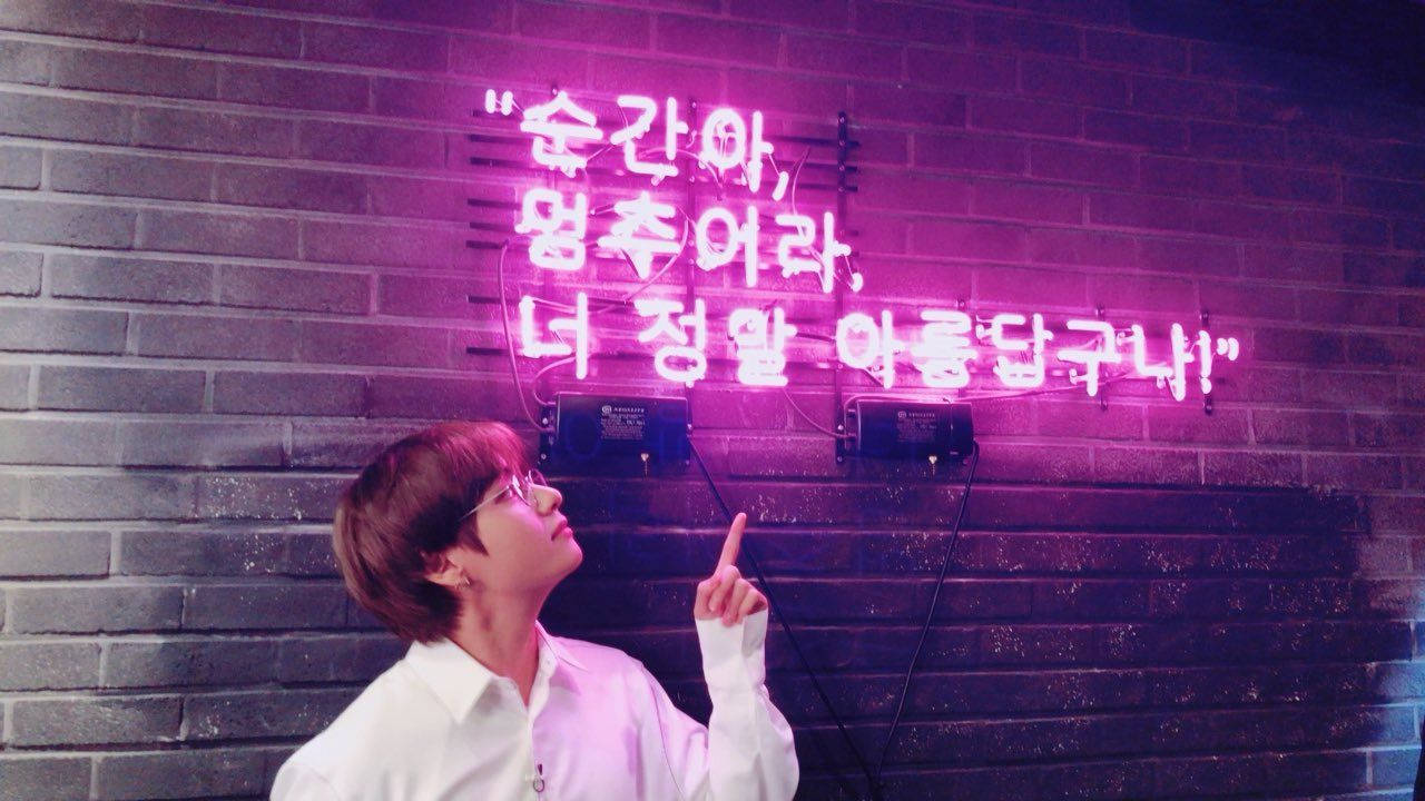 BTS ভি নিয়ন লাইটস এস্থেটিক ওয়ালপেপার