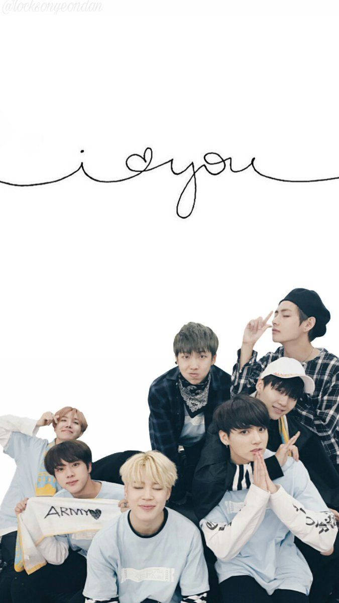 BTS বয় ব্যান্ড সদস্য V, Jungkook, Jimin, Suga, Jin, RM এবং J-hope সাদা ক্যাজুয়াল পোশাকে মিনিমালিস্ট ব্যাকগ্রাউন্ড সহ।