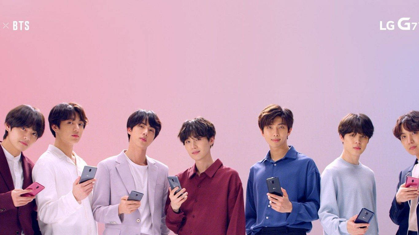 BTS এলজি ফোন ও ল্যাপটপ ধরে আছে ওয়ালপেপার