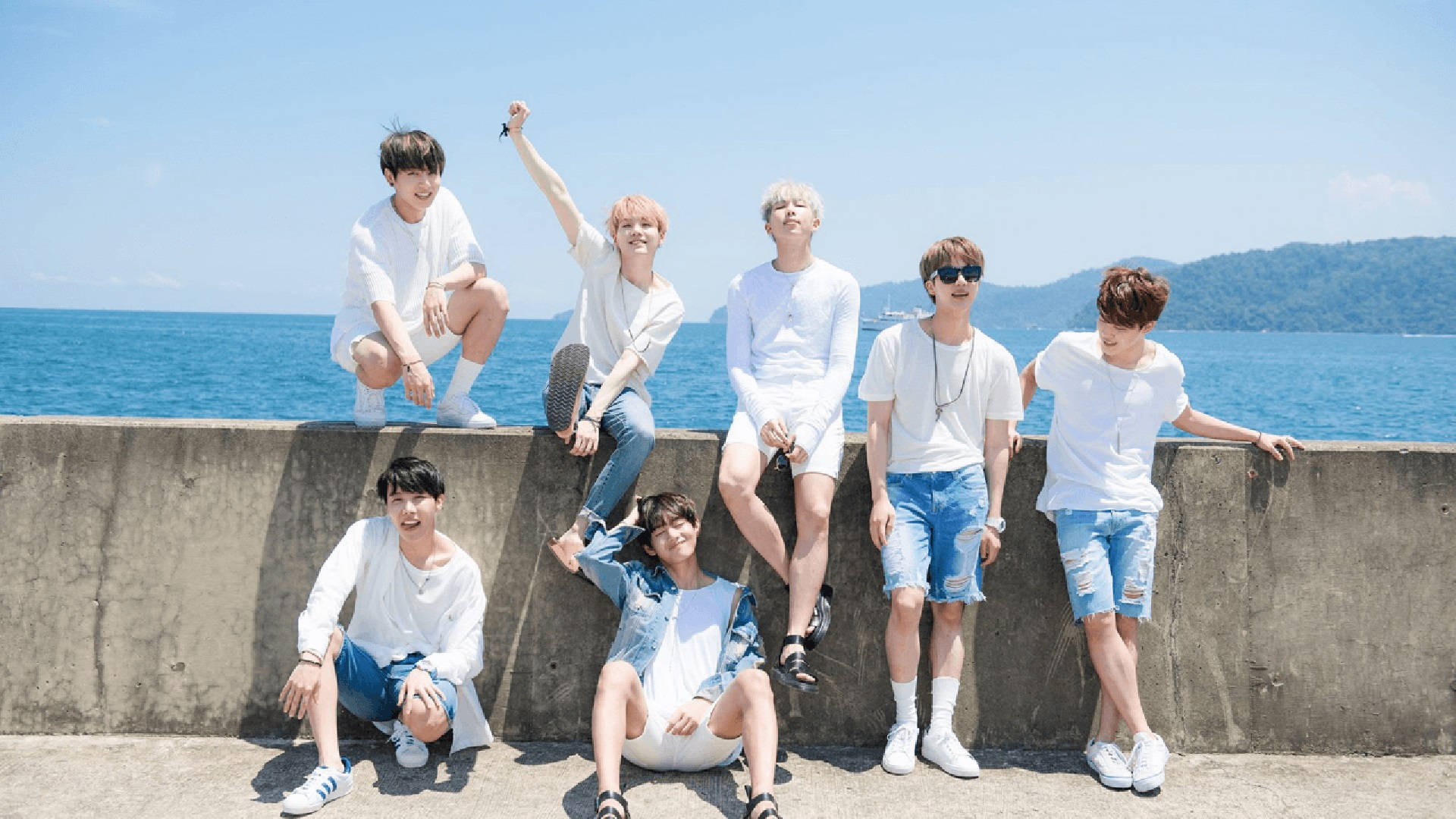 BTS সমুদ্রের পাশে পোজ দিচ্ছে ওয়ালপেপার