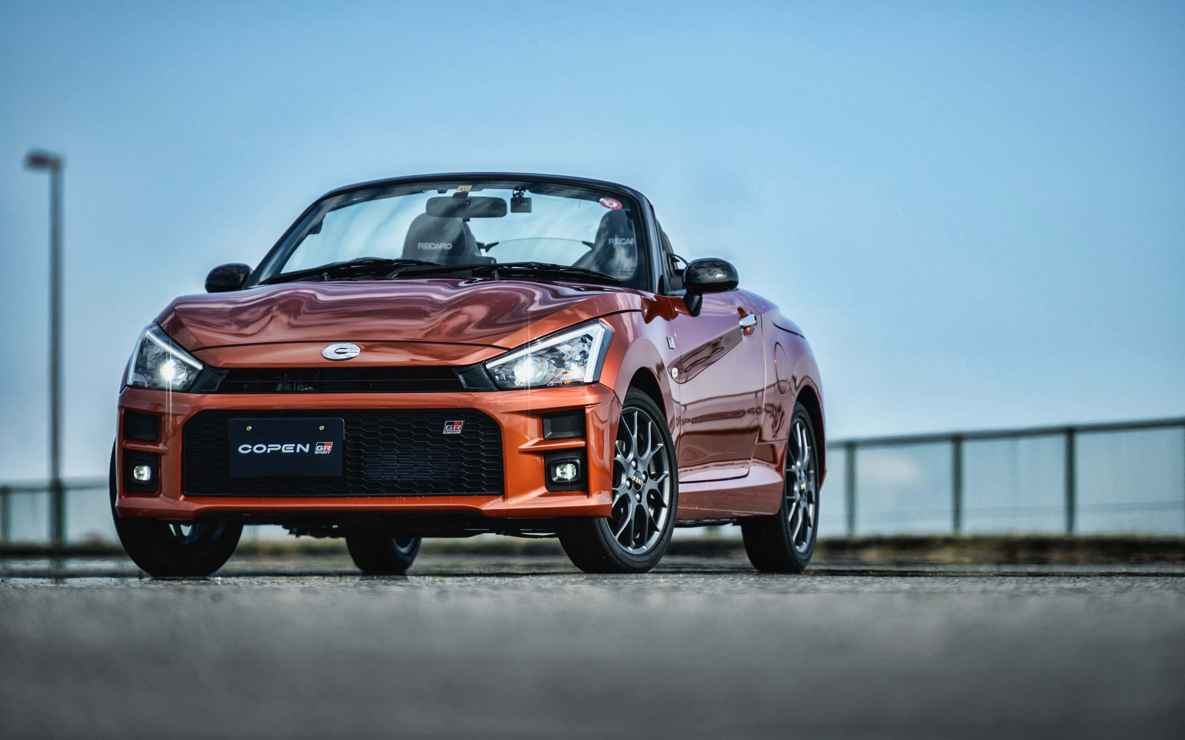 স্টাইলিশ Daihatsu গাড়ি খোলা রাস্তায় চলছে ওয়ালপেপার