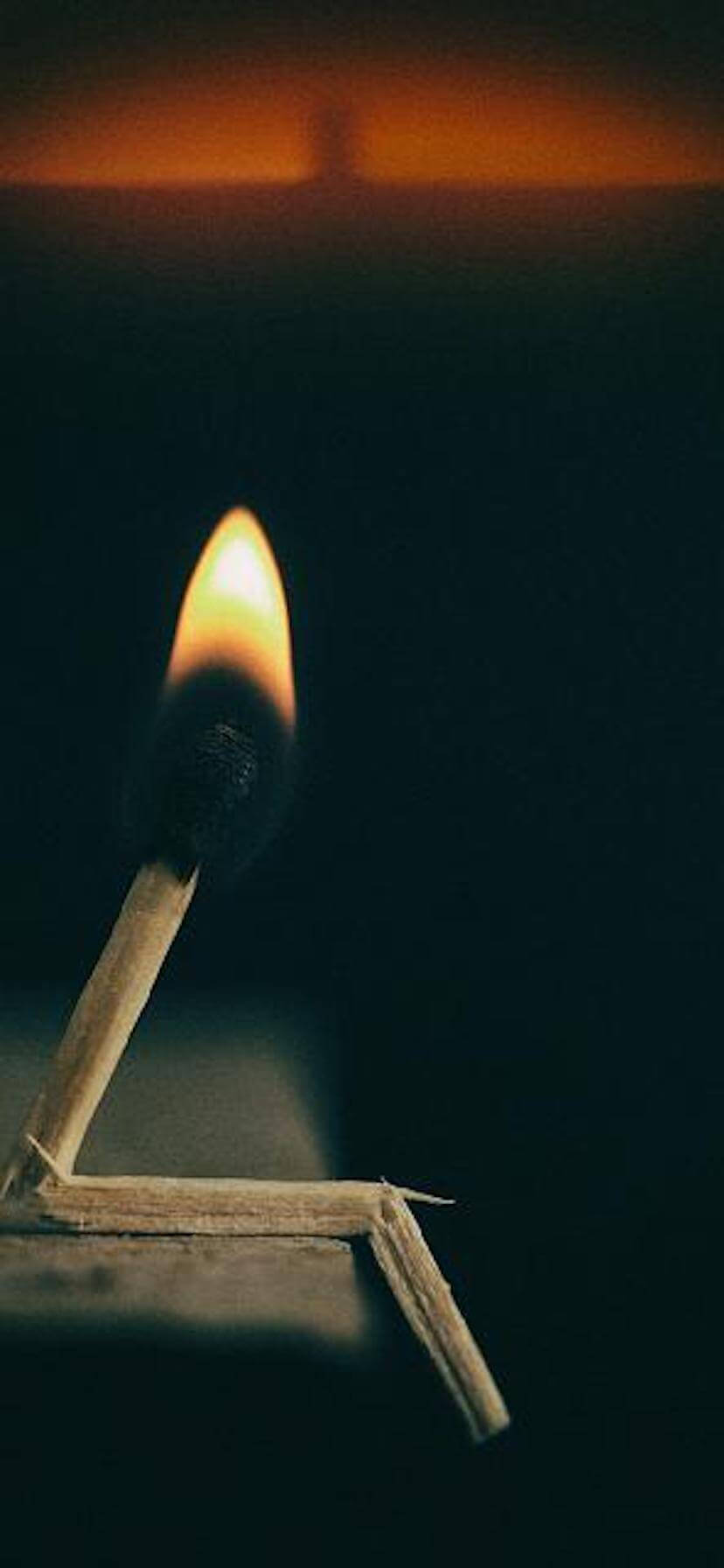 গা dark ় আইফোন আগুনের দেশলাই ওয়ালপেপার