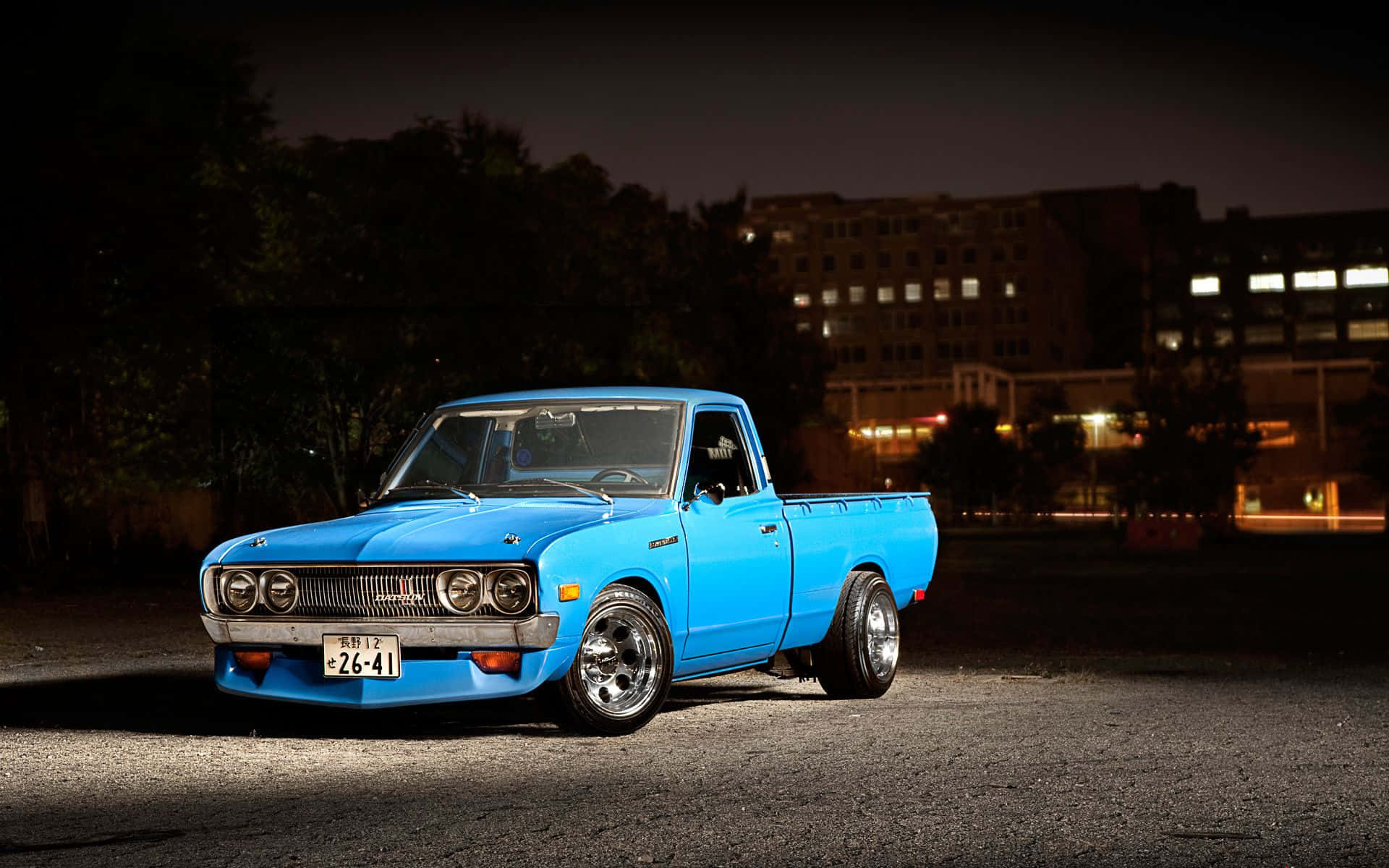 ভিন্টেজ Datsun স্পোর্টস কার রাস্তায় ওয়ালপেপার