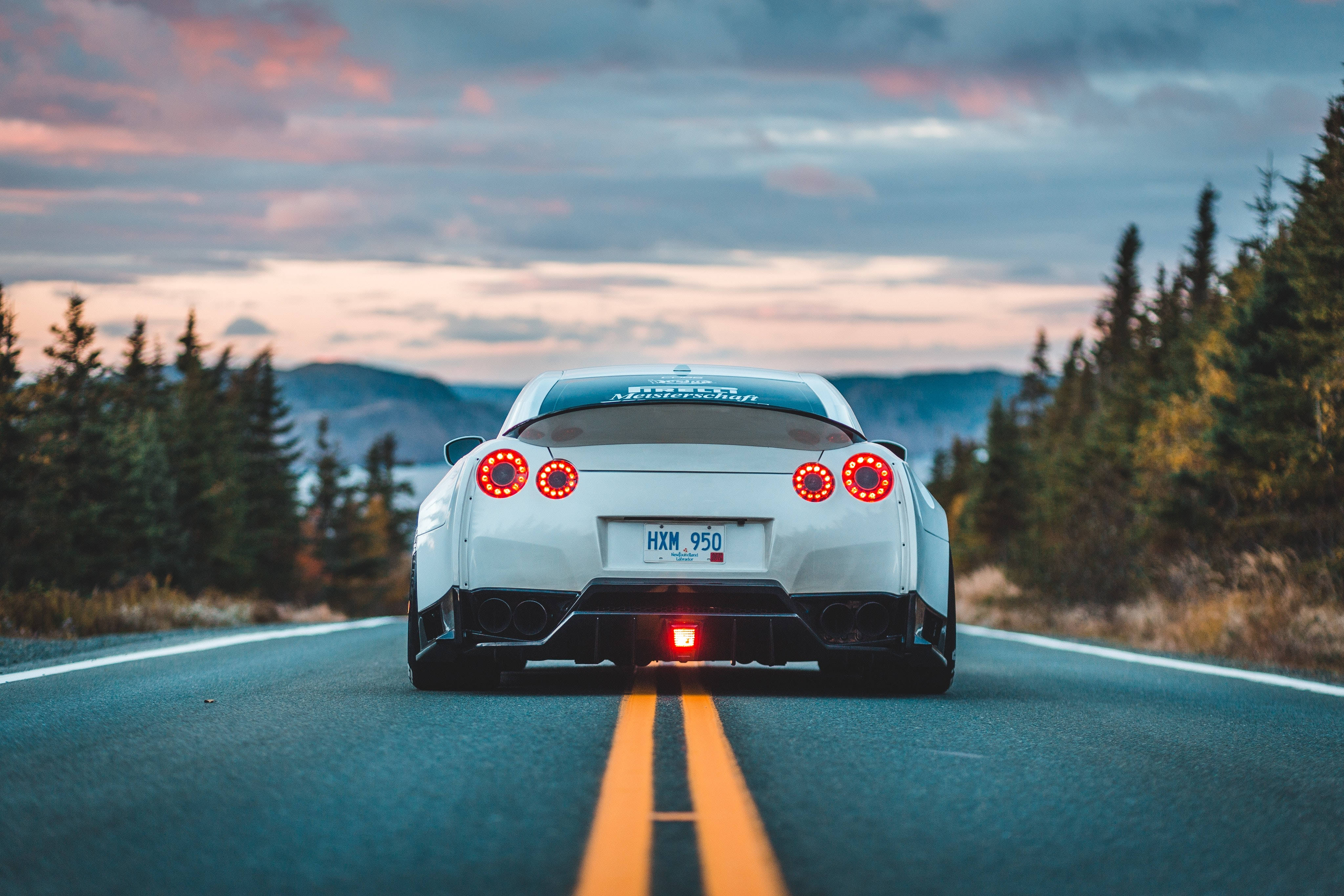 "নিসান GT-R এর নান্দনিক রাতের ভ্রমণ" ওয়ালপেপার
