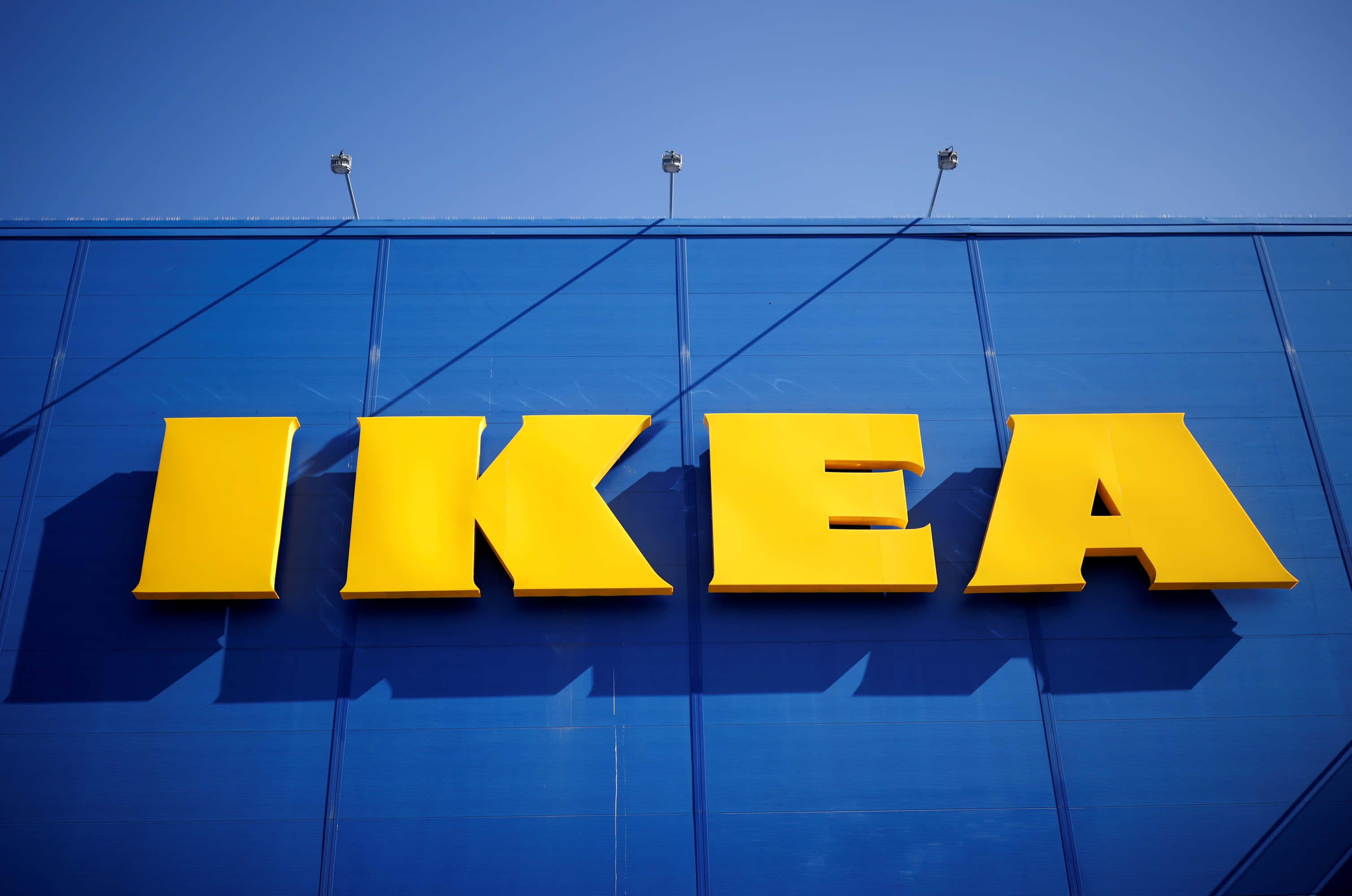 ikea-এর নতুন লোগো একটি নীল ভবনে রয়েছে ওয়ালপেপার