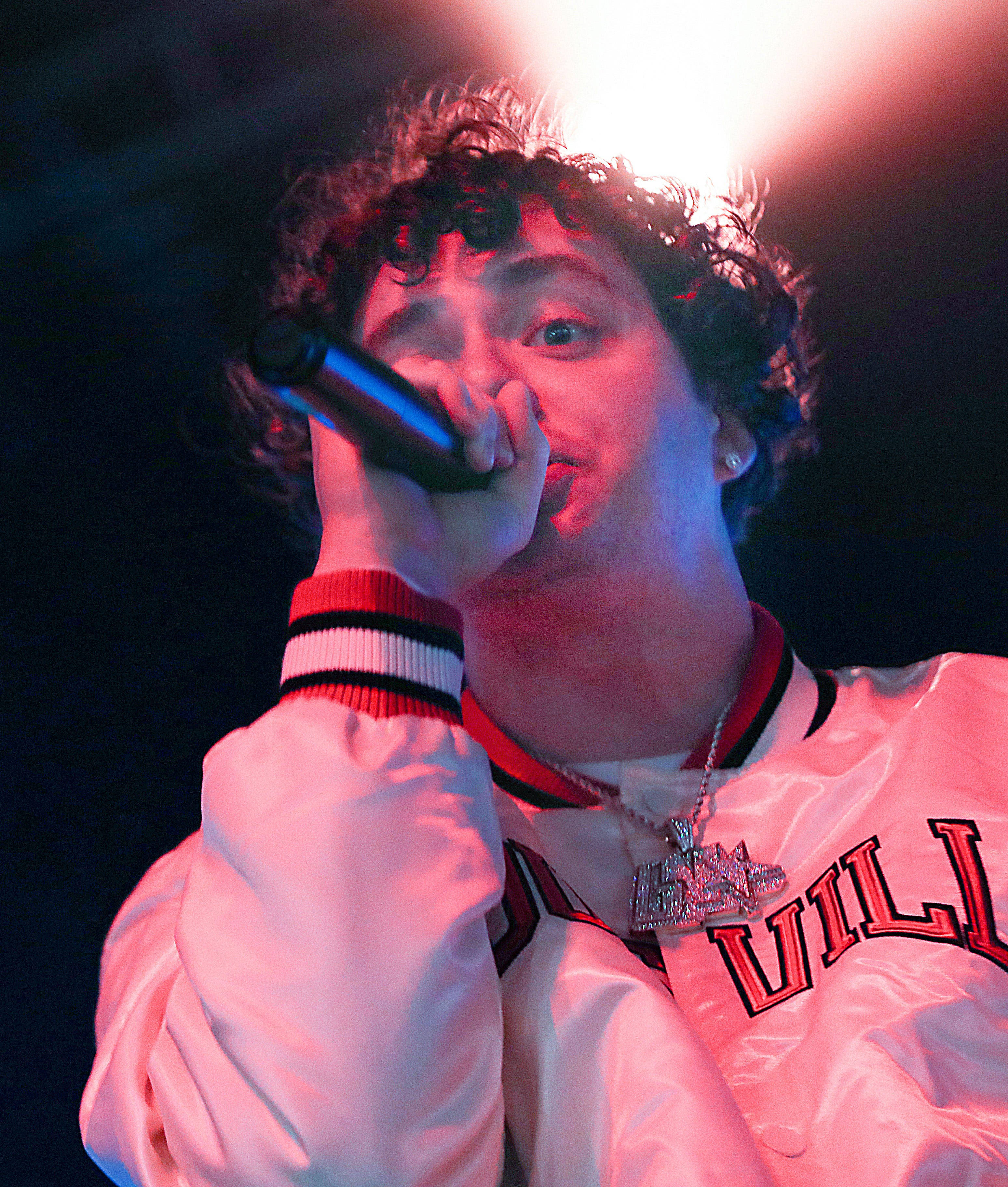Jack Harlow Holding Microphone ওয়ালপেপার