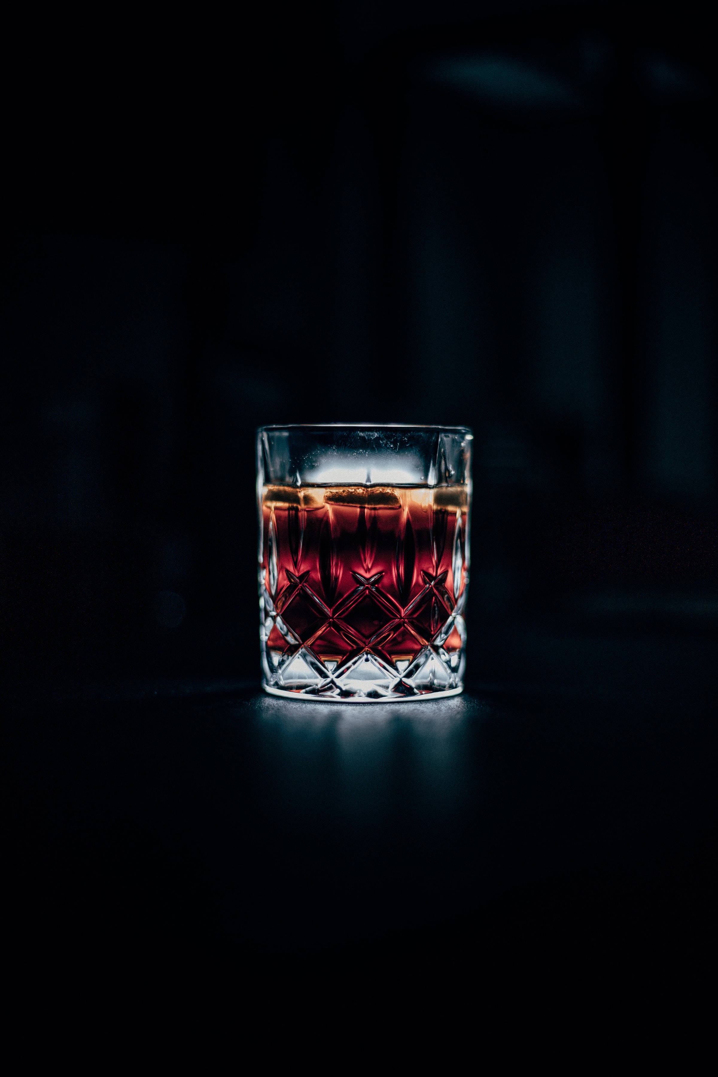 Minimalist Glass Of Whiskey ওয়ালপেপার