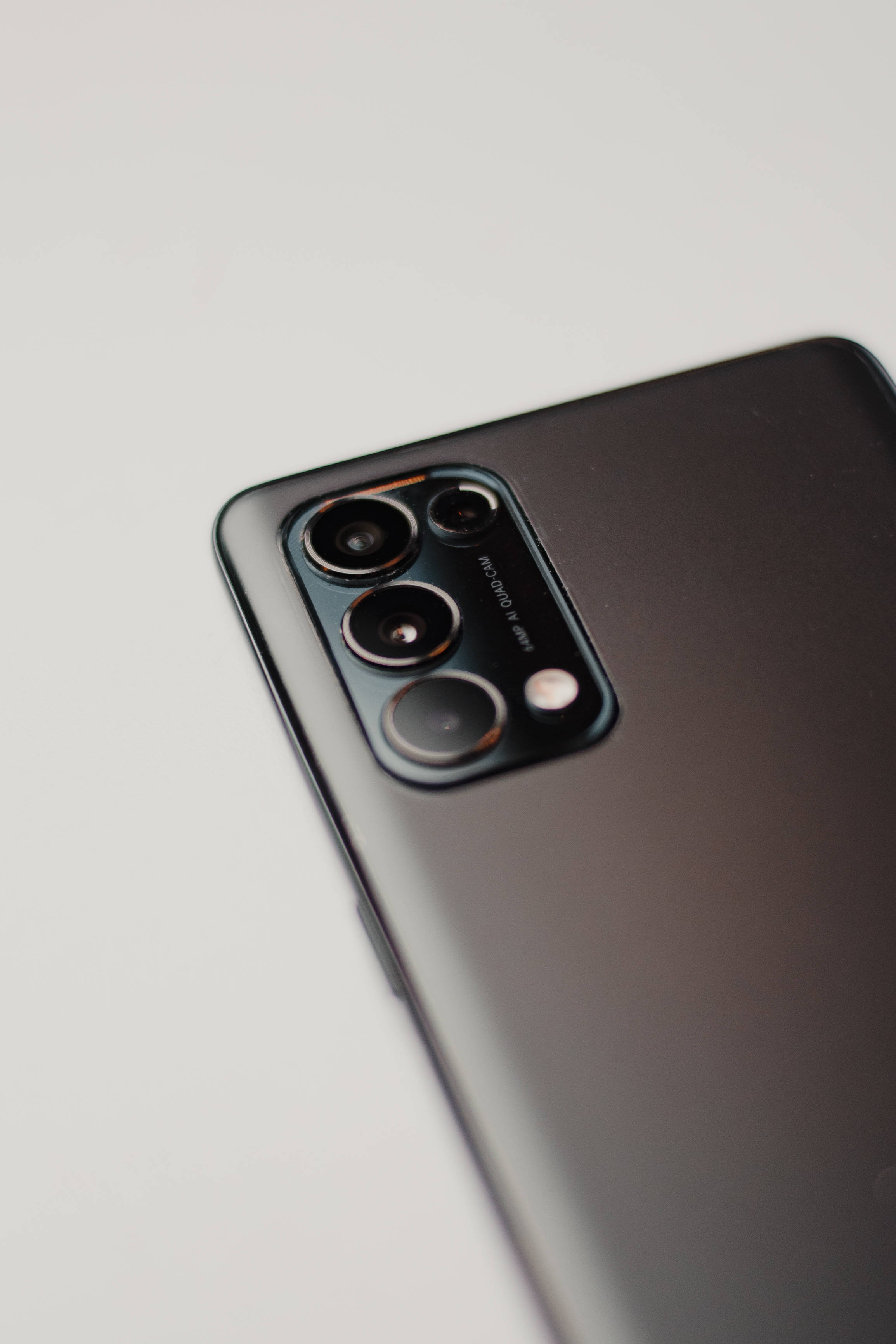 সিলভার Oppo ফোন ক্যামেরা লেন্স ওয়ালপেপার