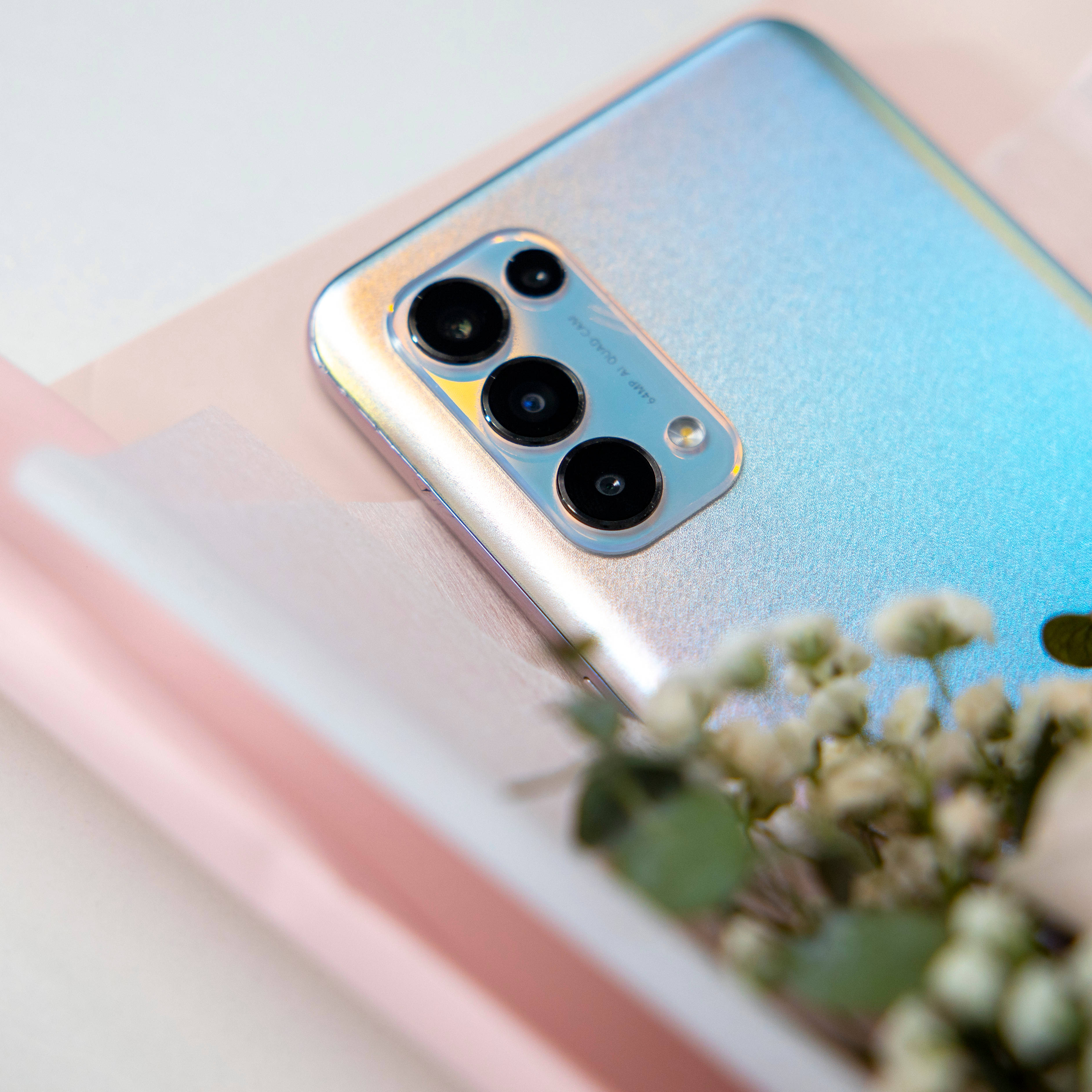 সিলভার Oppo Reno5 স্মার্টফোন ওয়ালপেপার