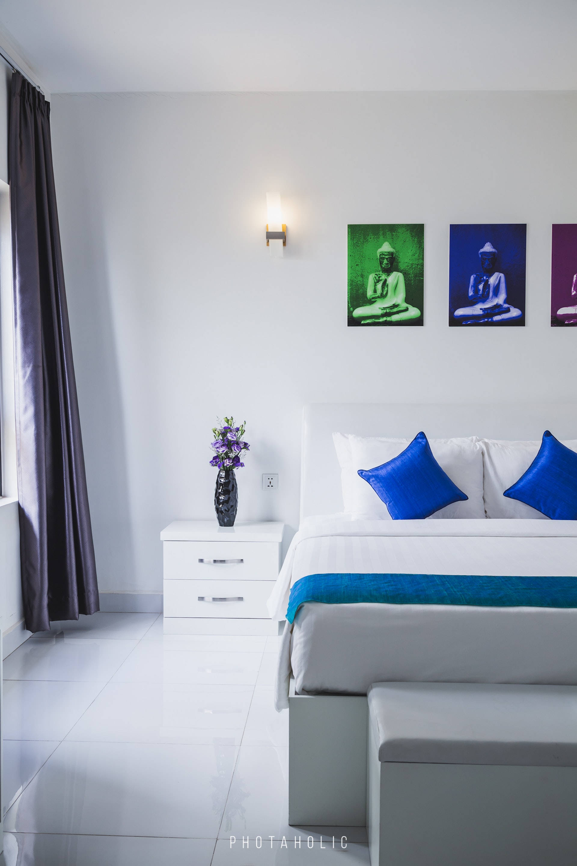 Serene White Bedroom with Blue Accent Pillows ওয়ালপেপার