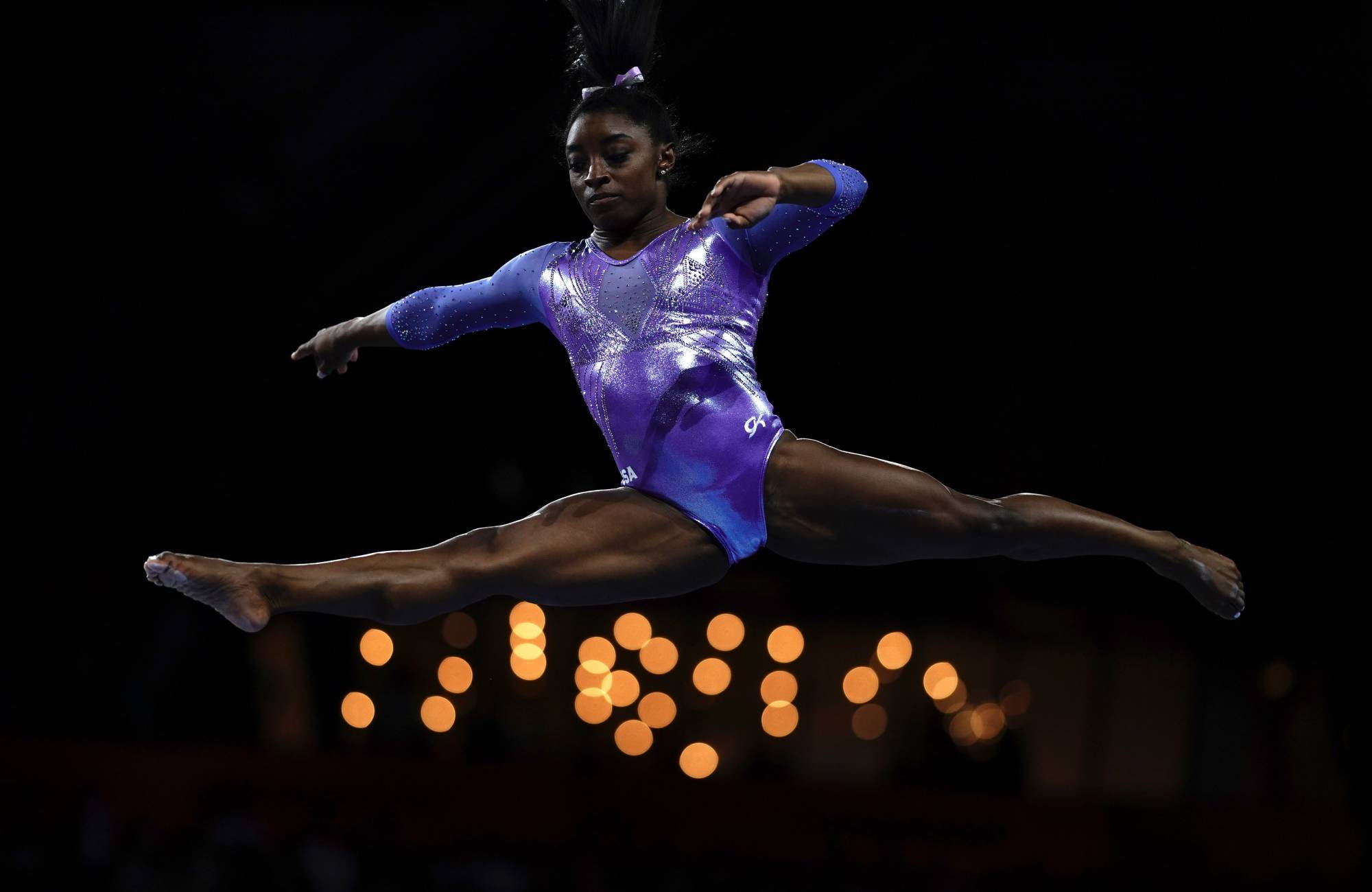 Simon Biles Splitting Midair ওয়ালপেপার