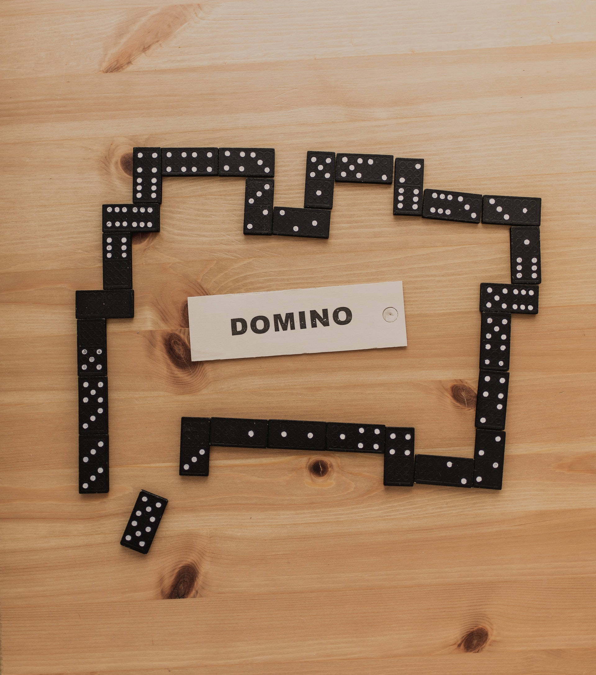 Trail Of Black Dominoes ওয়ালপেপার