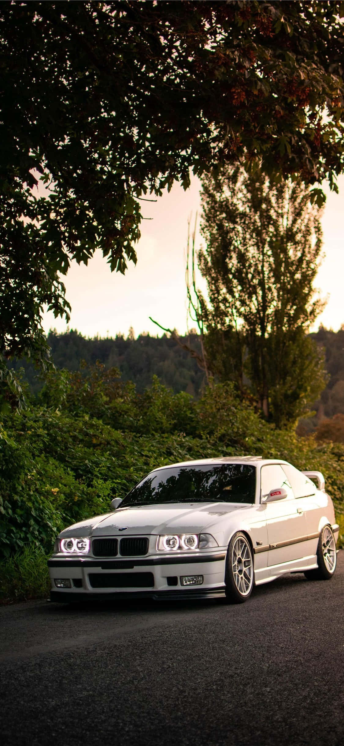 "একটি আইফোন X এর মসৃণ স্টাইল এবং একটি BMW এর শক্তির সমন্বয়ে তৈরি চমৎকার রাইডটি দেখুন" ওয়ালপেপার