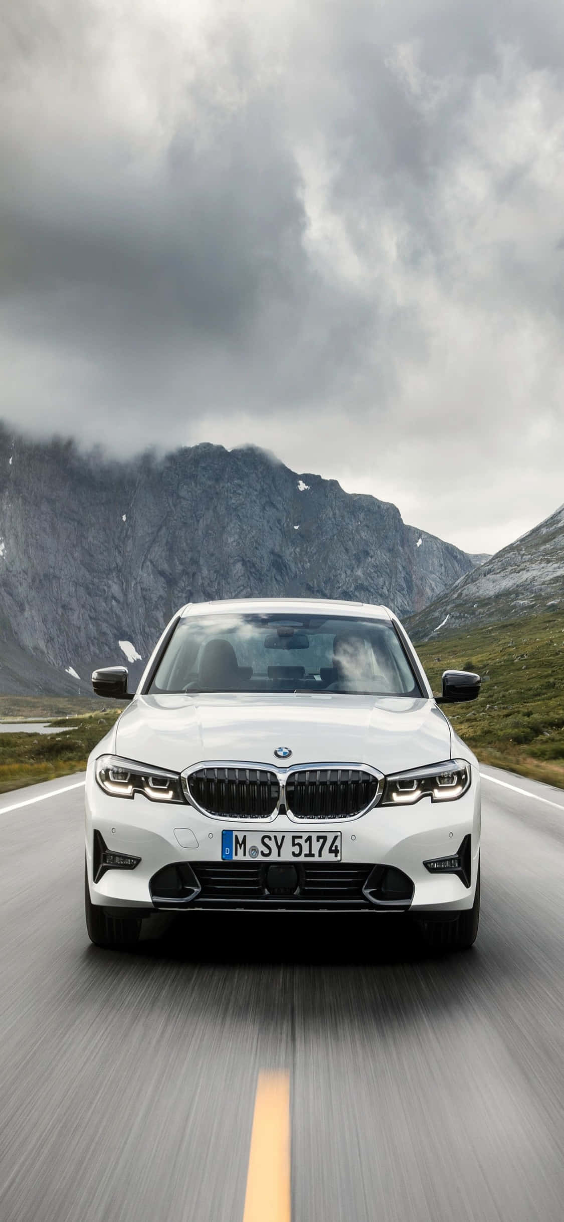 কর্মক্ষমতা এবং স্টাইলের একীকরণ – আইফোন X এবং BMW ওয়ালপেপার