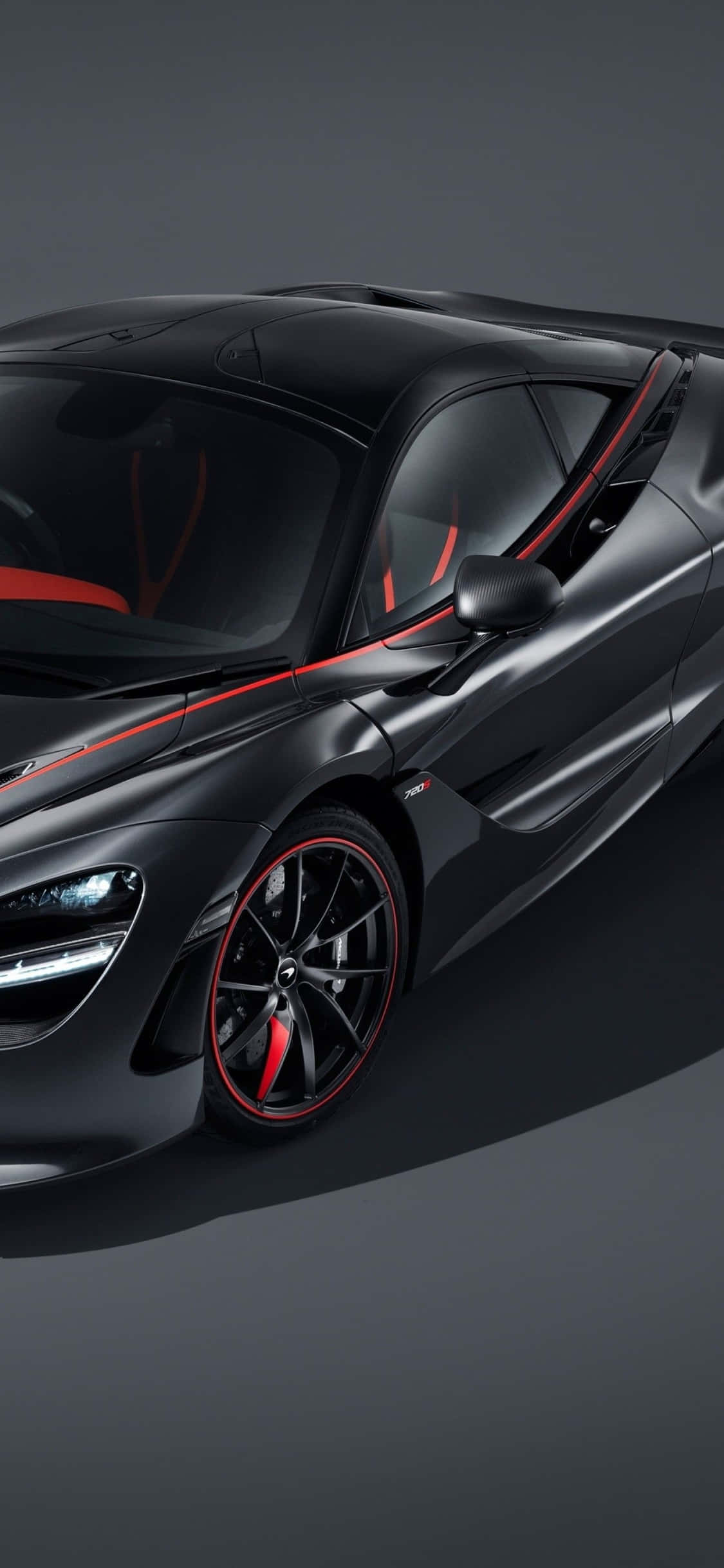 আইফোন Xs এর পাশে চকচকে ম্যাকলারেন 720s ওয়ালপেপার