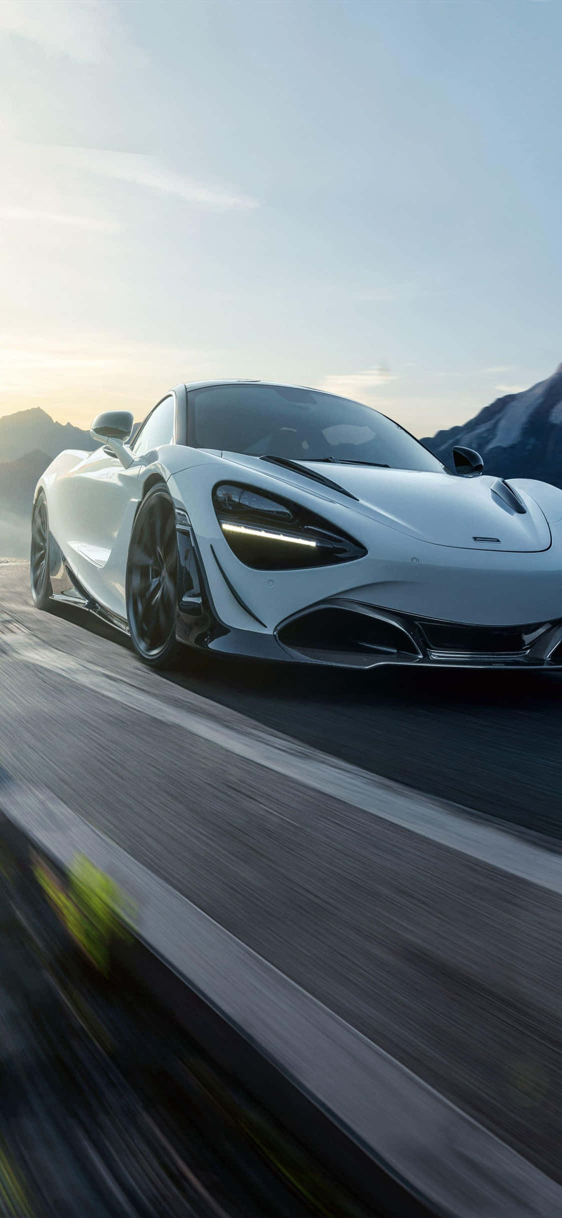আইফোন XS ও ম্যাকলারেন 720S-এ স্টাইলিশভাবে চড়া ওয়ালপেপার