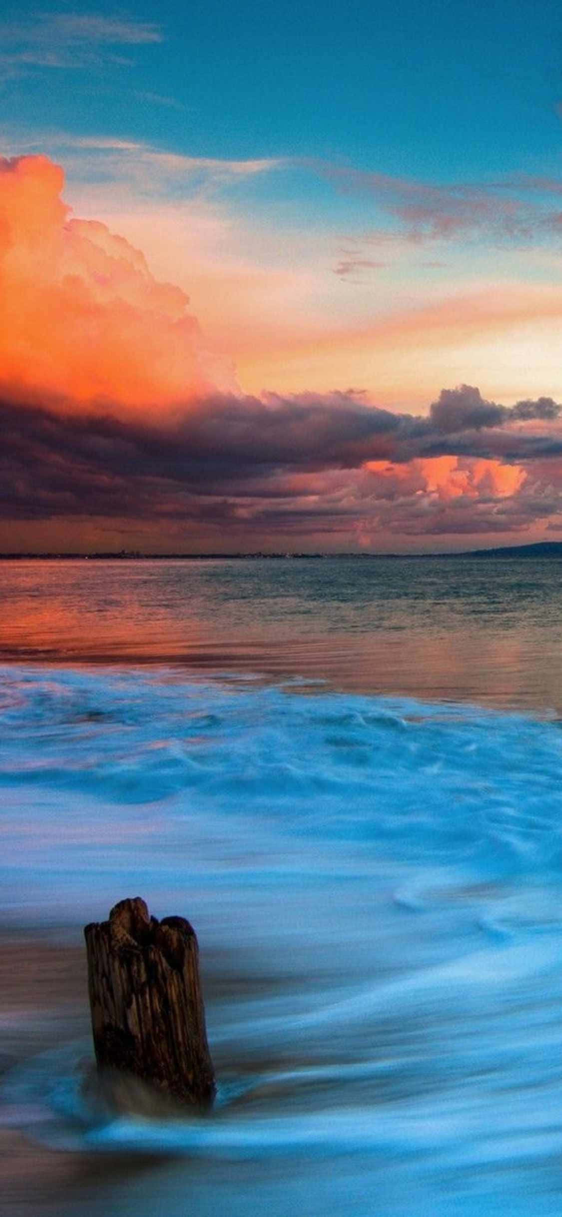 আইফোন এক্সএস-এর লেন্সে দেখা মালিবু, ক্যালিফোর্নিয়ায় একটি মনোরম সূর্যাস্ত ওয়ালপেপার