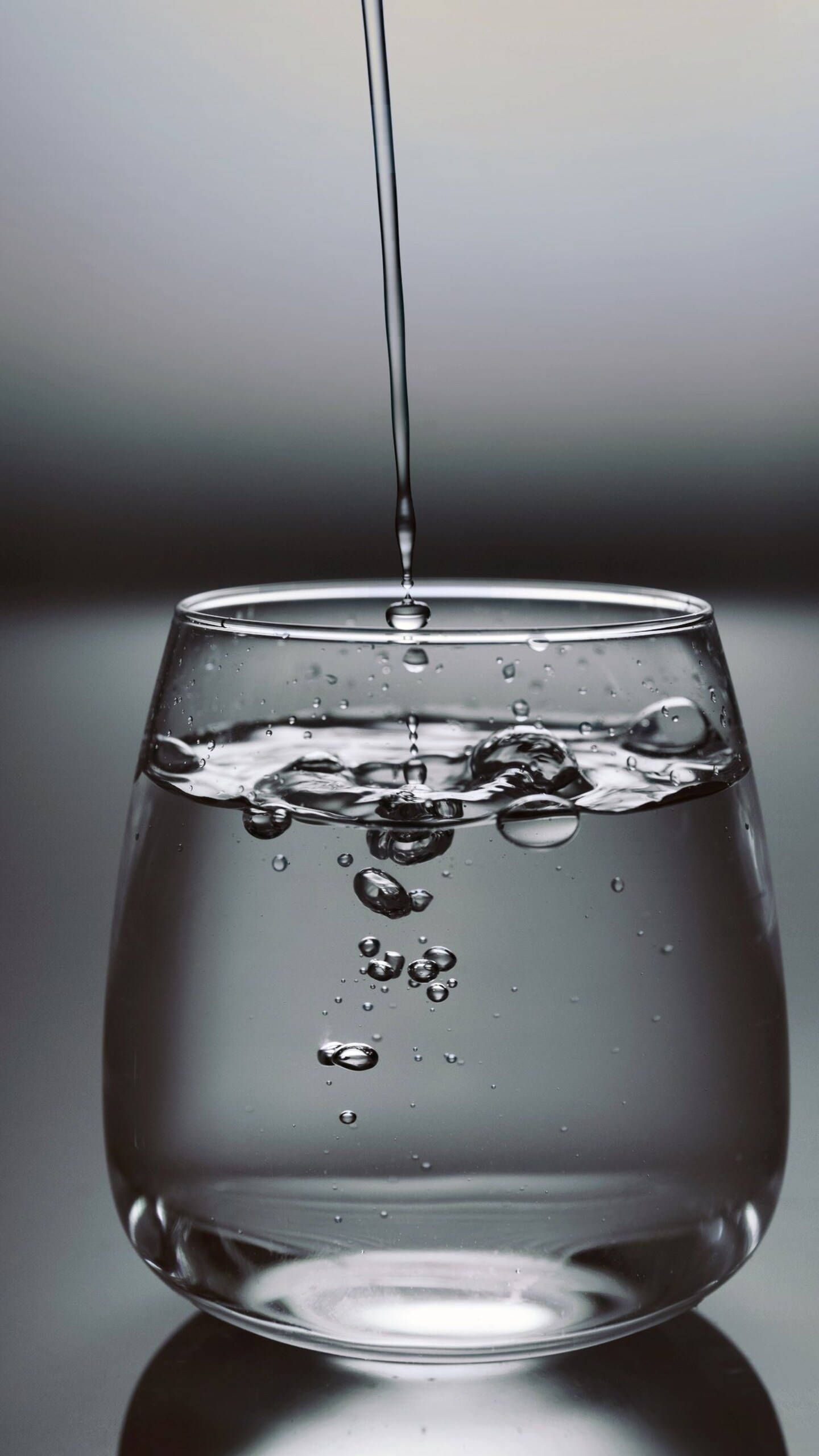 আইফোন ১২ প্রো ম্যাক্স পোরিং গ্লাস ওয়ালপেপার