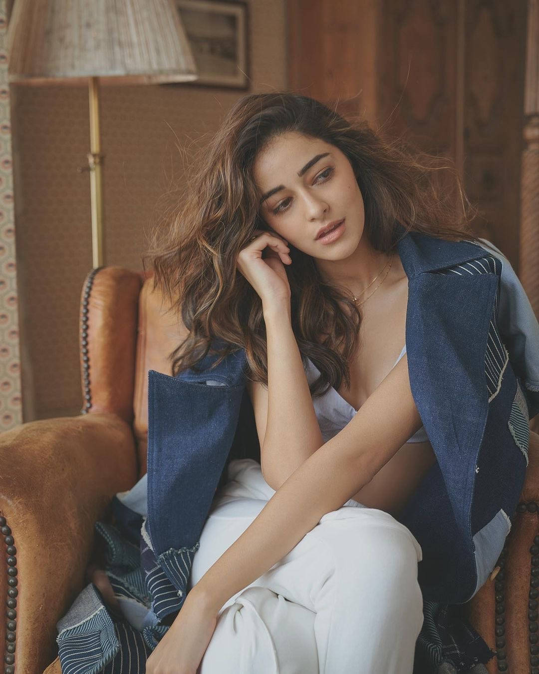 আনন্যা পান্ডে আর্মচেয়ারে