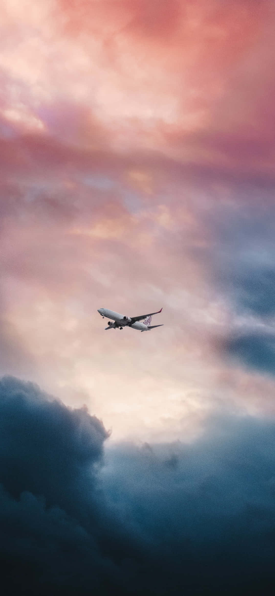 একটি ছোট বিমানের ওপর সূর্যাস্তের এক শ্বাসরুদ্ধকর দৃশ্য। ওয়ালপেপার