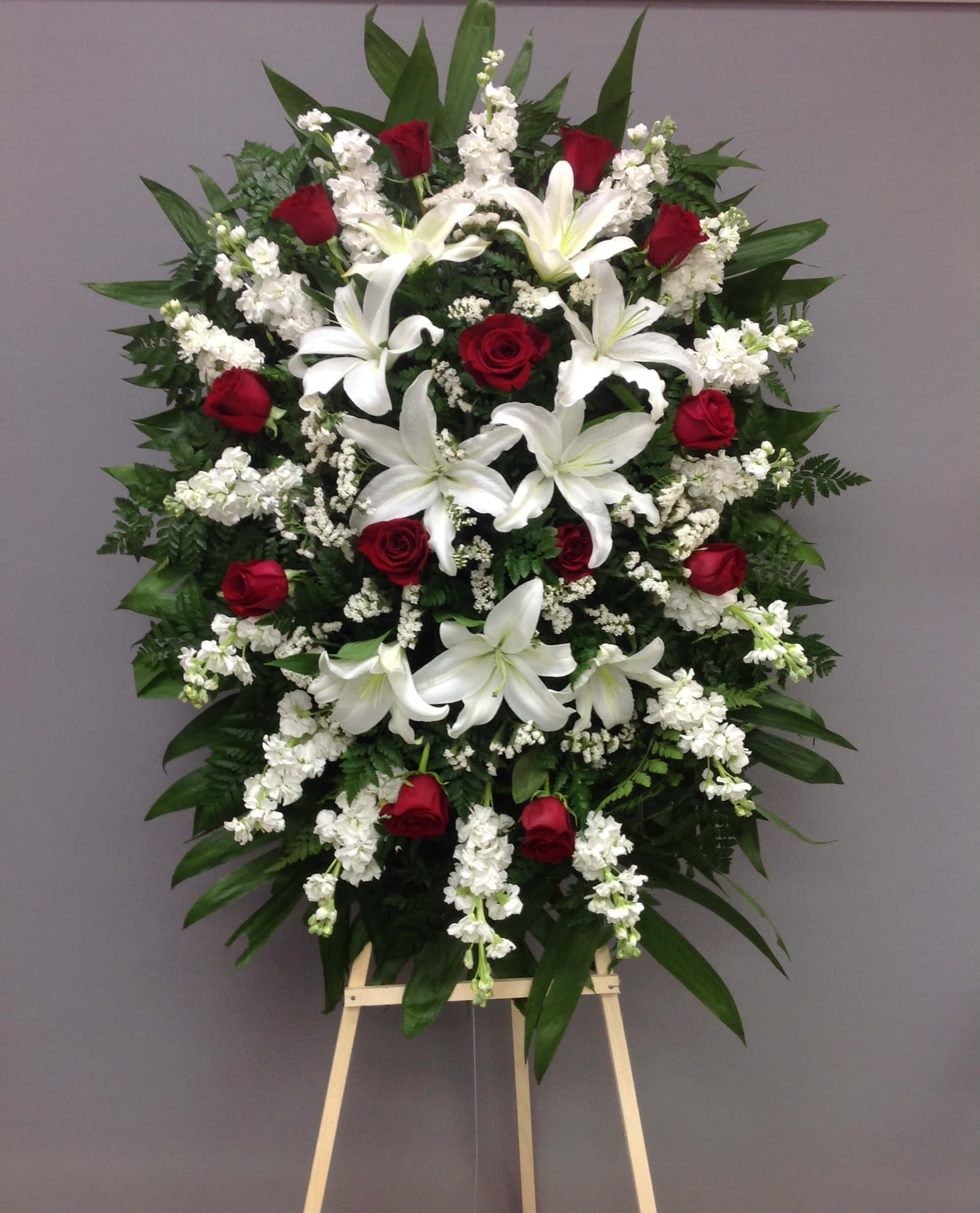 একটি প্রিয়জনের স্মৃতির প্রতি শ্রদ্ধা জানাতে অন্ত্যেষ্টিক্রিয়ার ফুলের শ্রদ্ধাঞ্জলি। ওয়ালপেপার