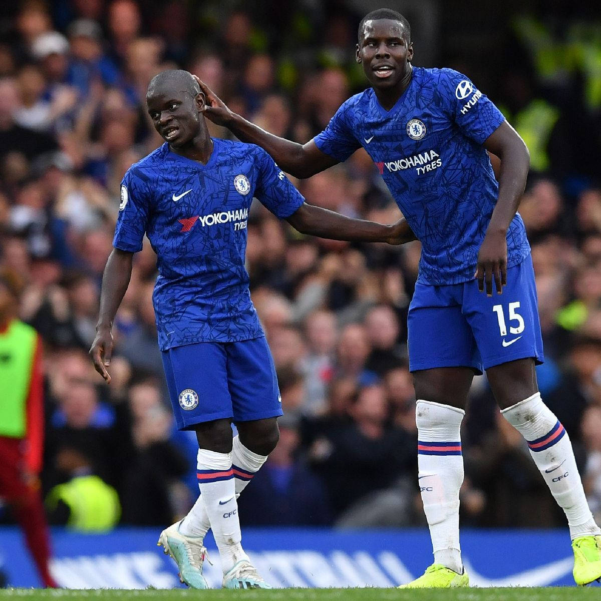 কার্ট জুমা সতীর্থের মাথা স্পর্শ করছেন ওয়ালপেপার