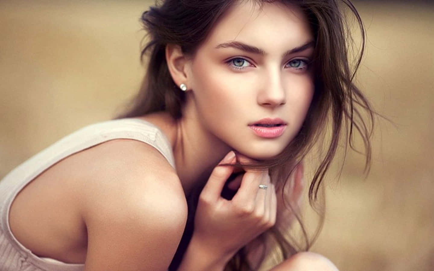 খুশি মেয়ে গোলাপি পোশাকে ওয়ালপেপার