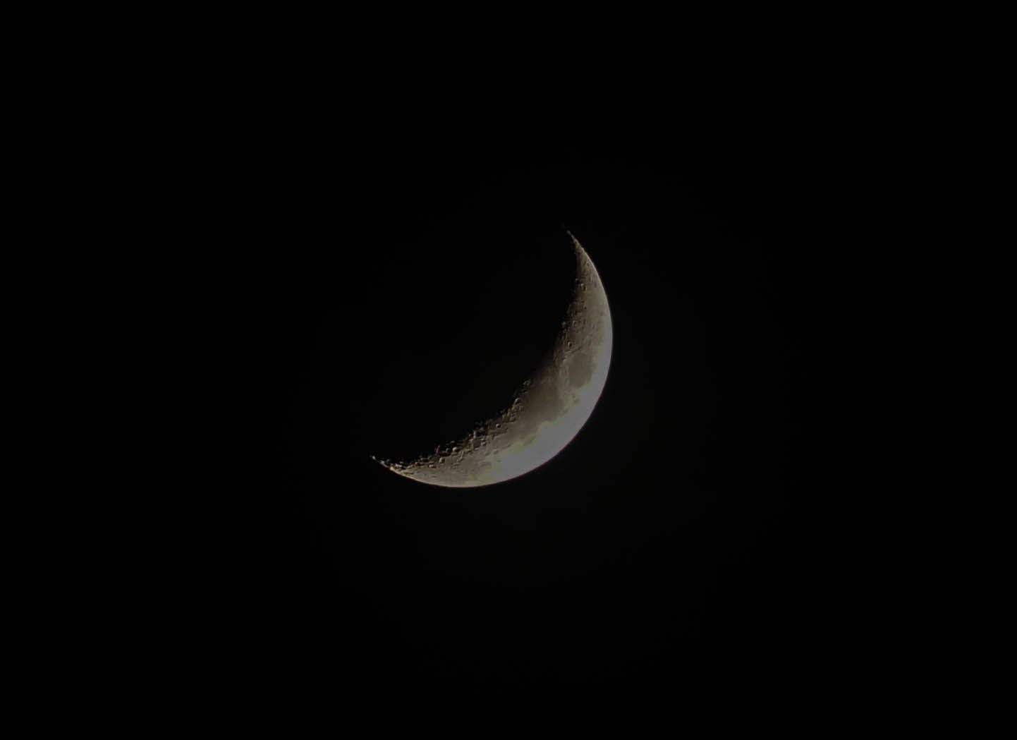 গভীর কালো রাতে চাঁদ ওয়ালপেপার