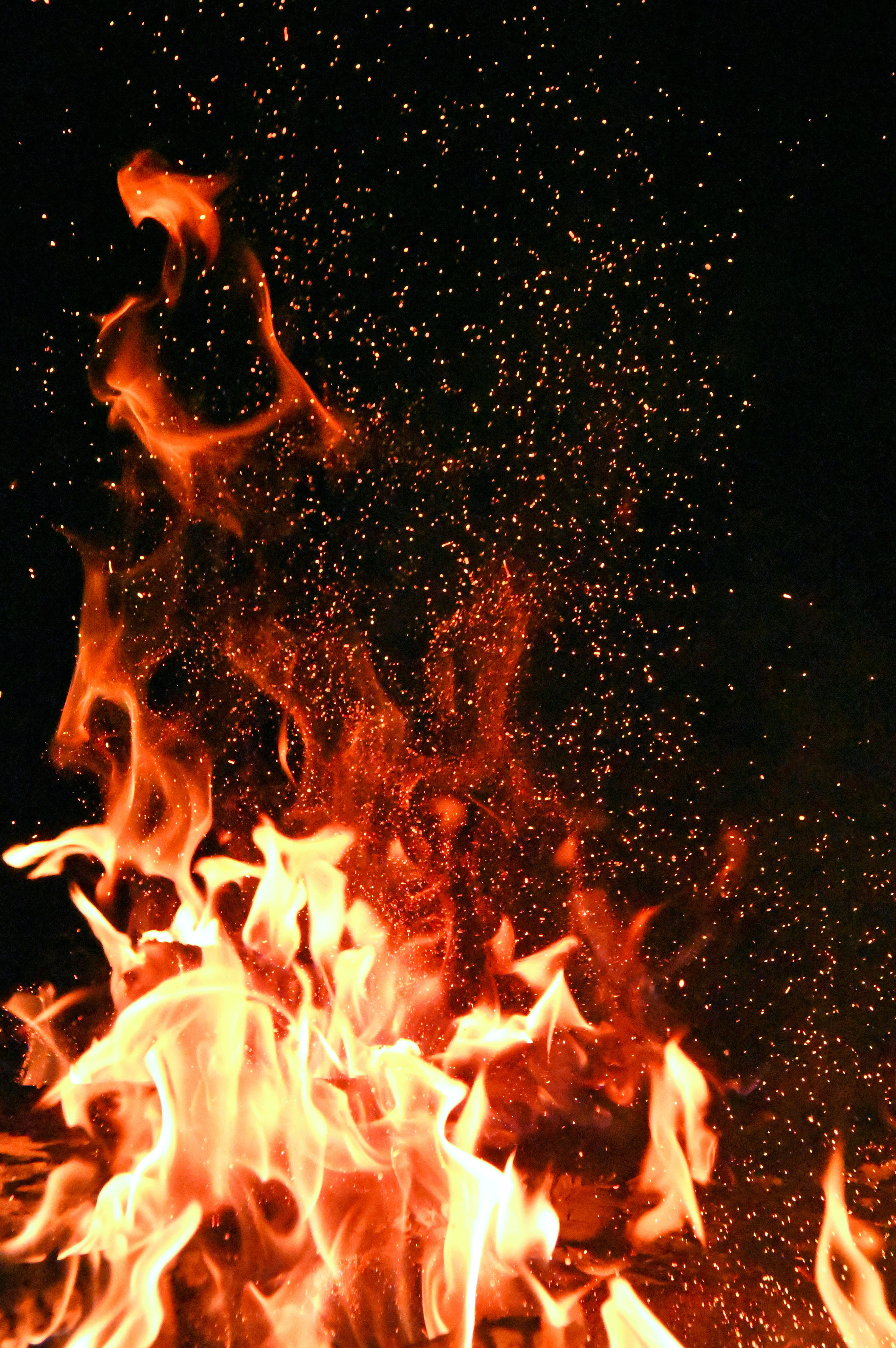 গাঢ় লাল আগুন ওয়ালপেপার