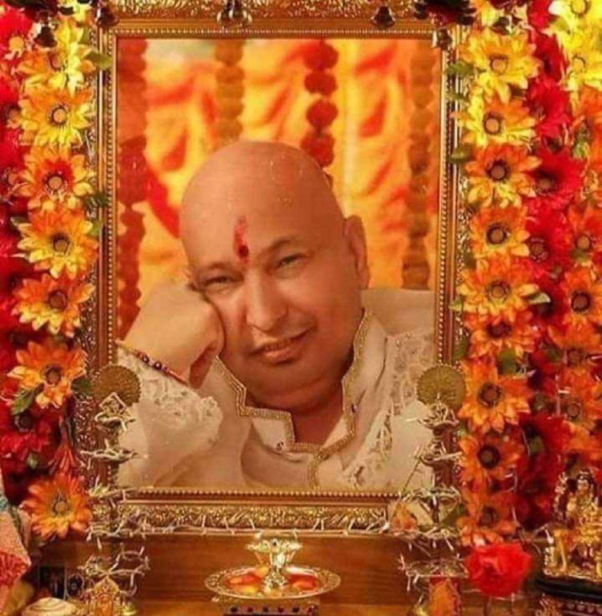 গুরুজীর প্রতিকৃতি সূর্যমুখী ফুলের সাথে — সূর্যমুখী ওয়ালপেপার