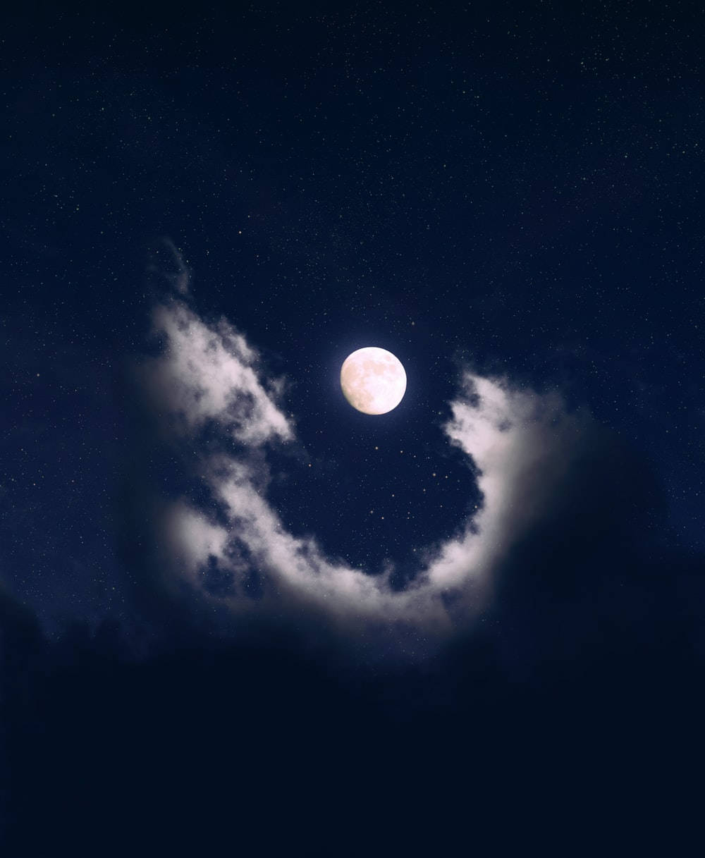 চাঁদের চারপাশে নান্দনিক মেঘ ওয়ালপেপার