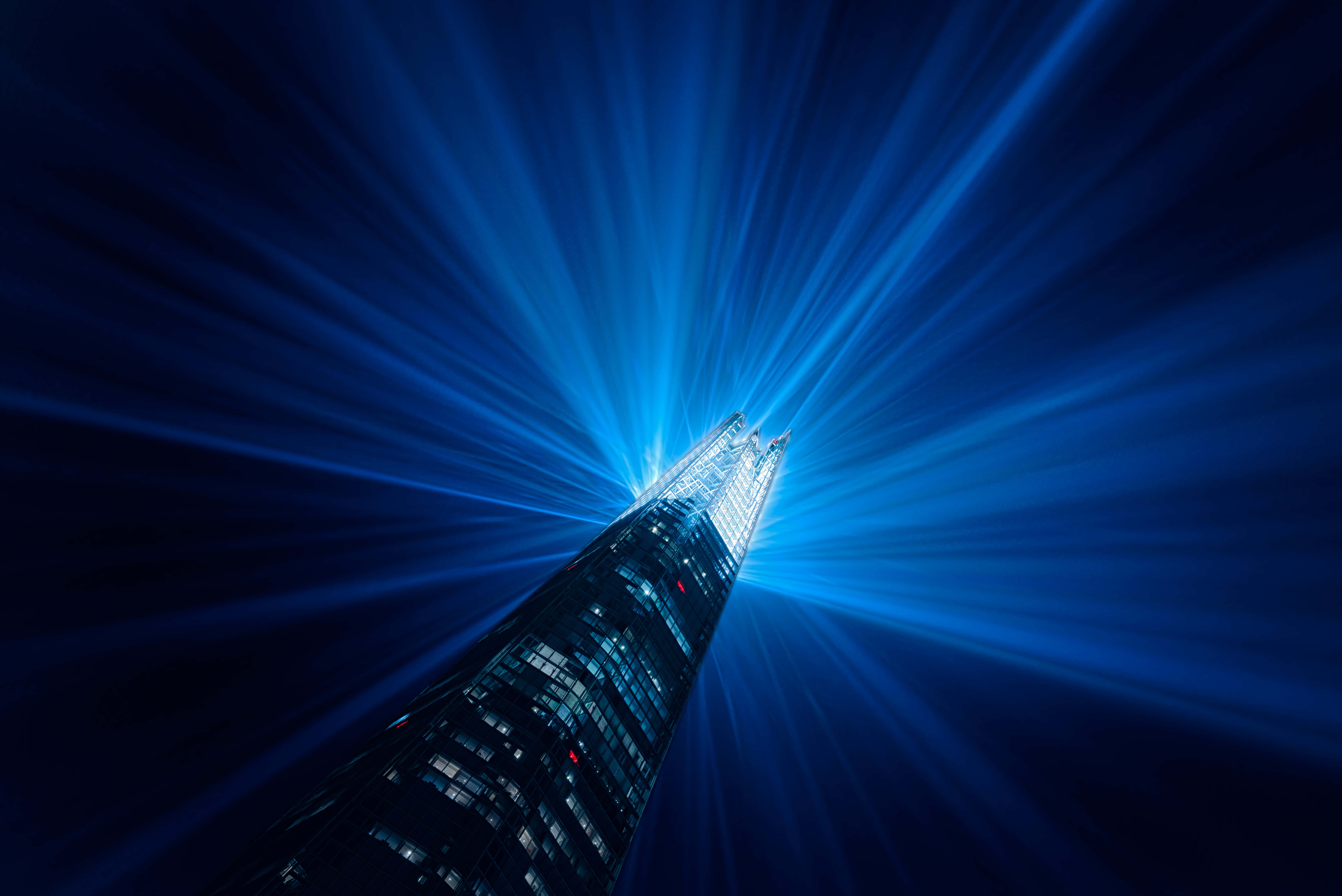 দ্য শার্ড নীল আলোয় জ্বলছে ওয়ালপেপার