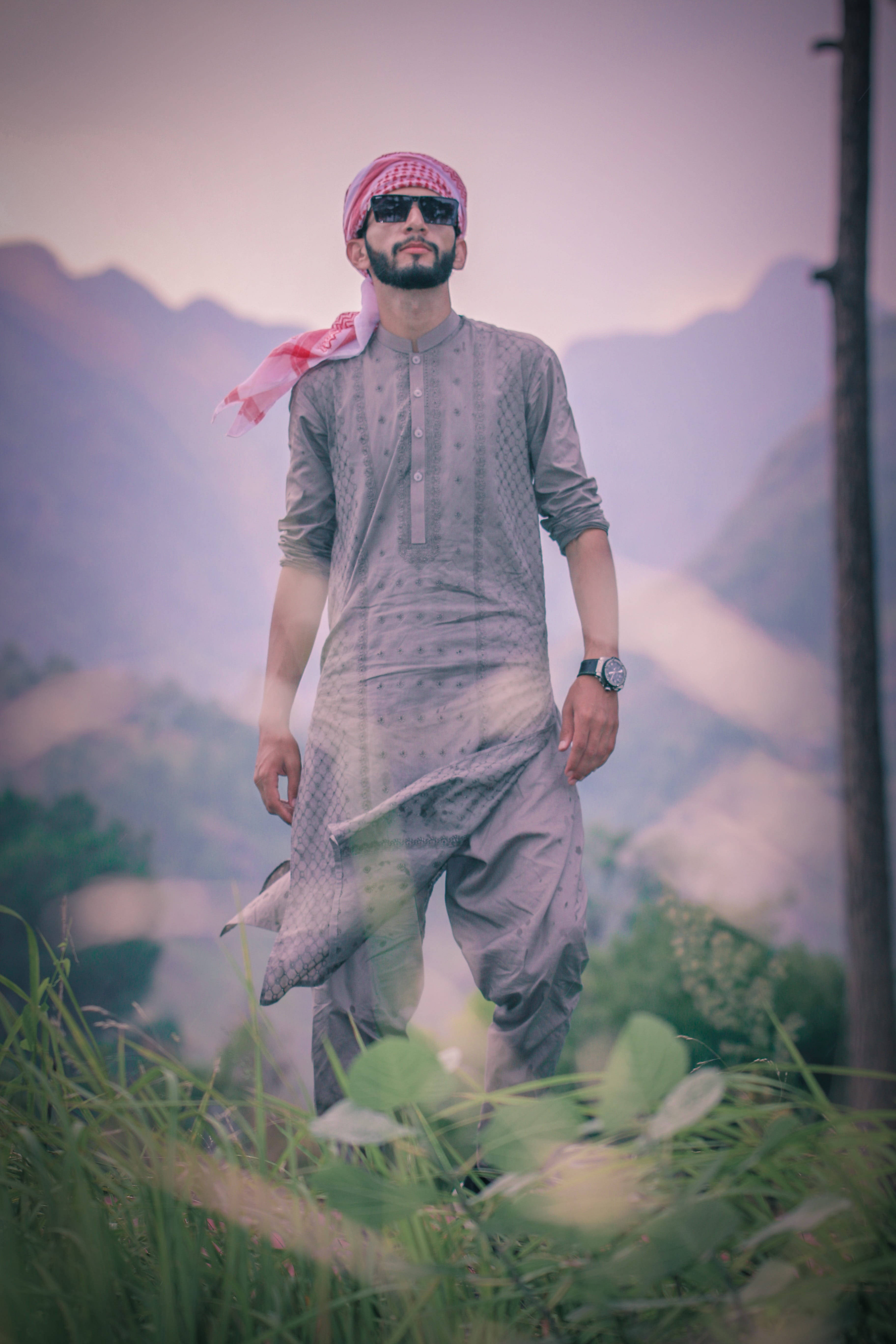 ধূসর কুর্তায় ইসলামী কিশোর ওয়ালপেপার