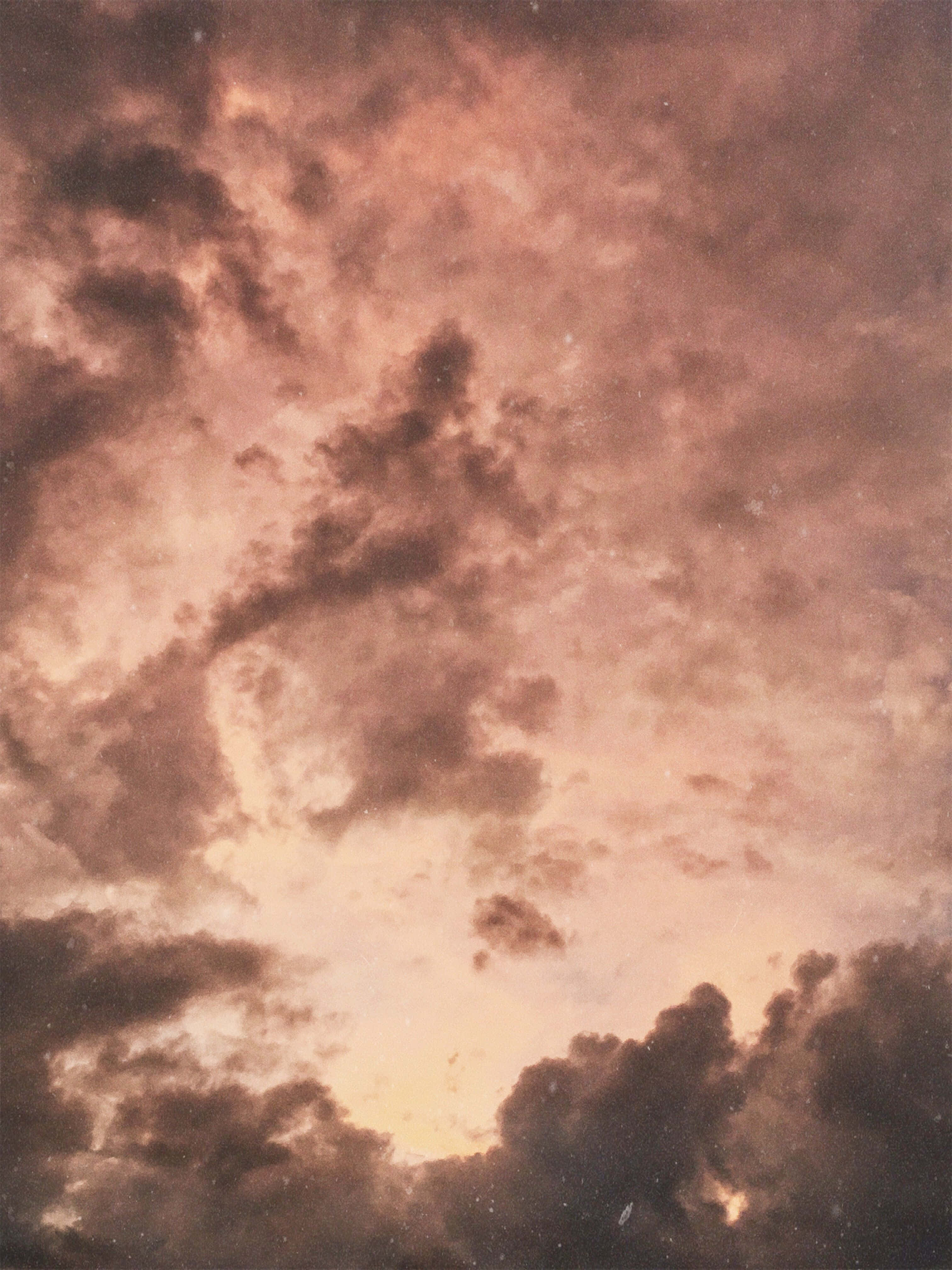 নরম প্যাস্টেল মেঘ শান্ত আকাশে ওয়ালপেপার