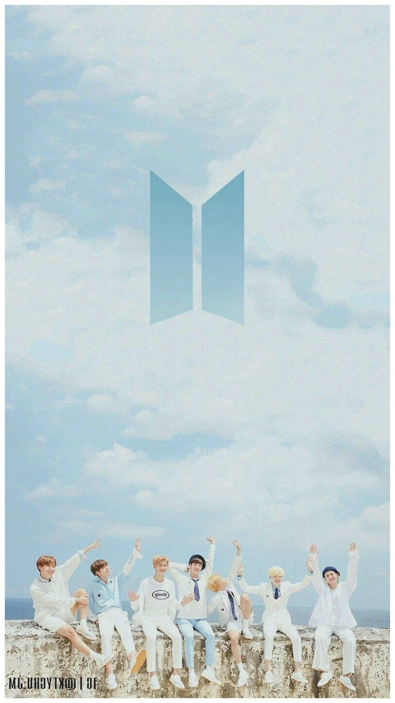 নান্দনিক BTS নীল আকাশ লোগো ওয়ালপেপার