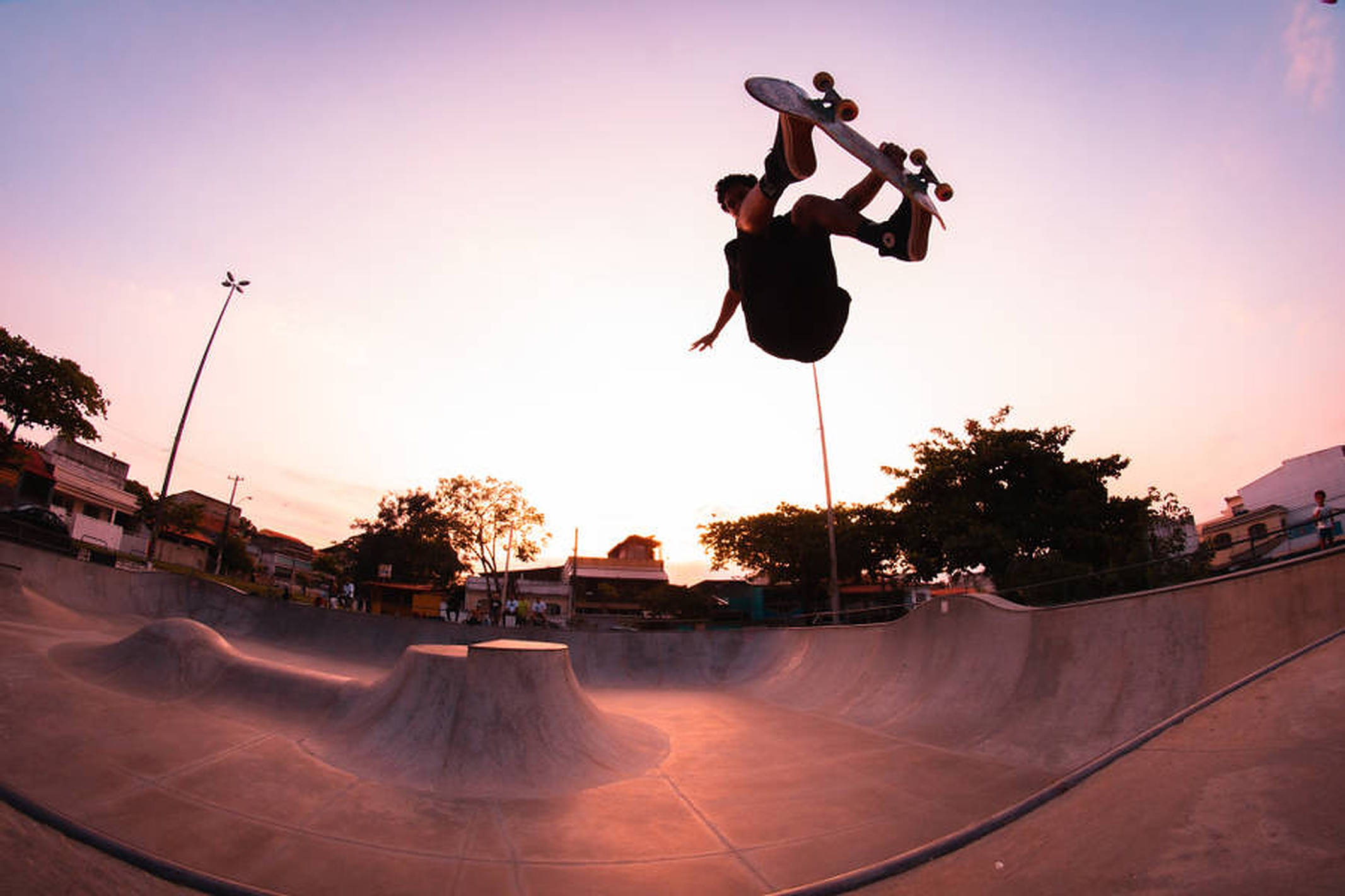 নান্দনিক নিচু কোণ থেকে স্কেটার বালক ওয়ালপেপার