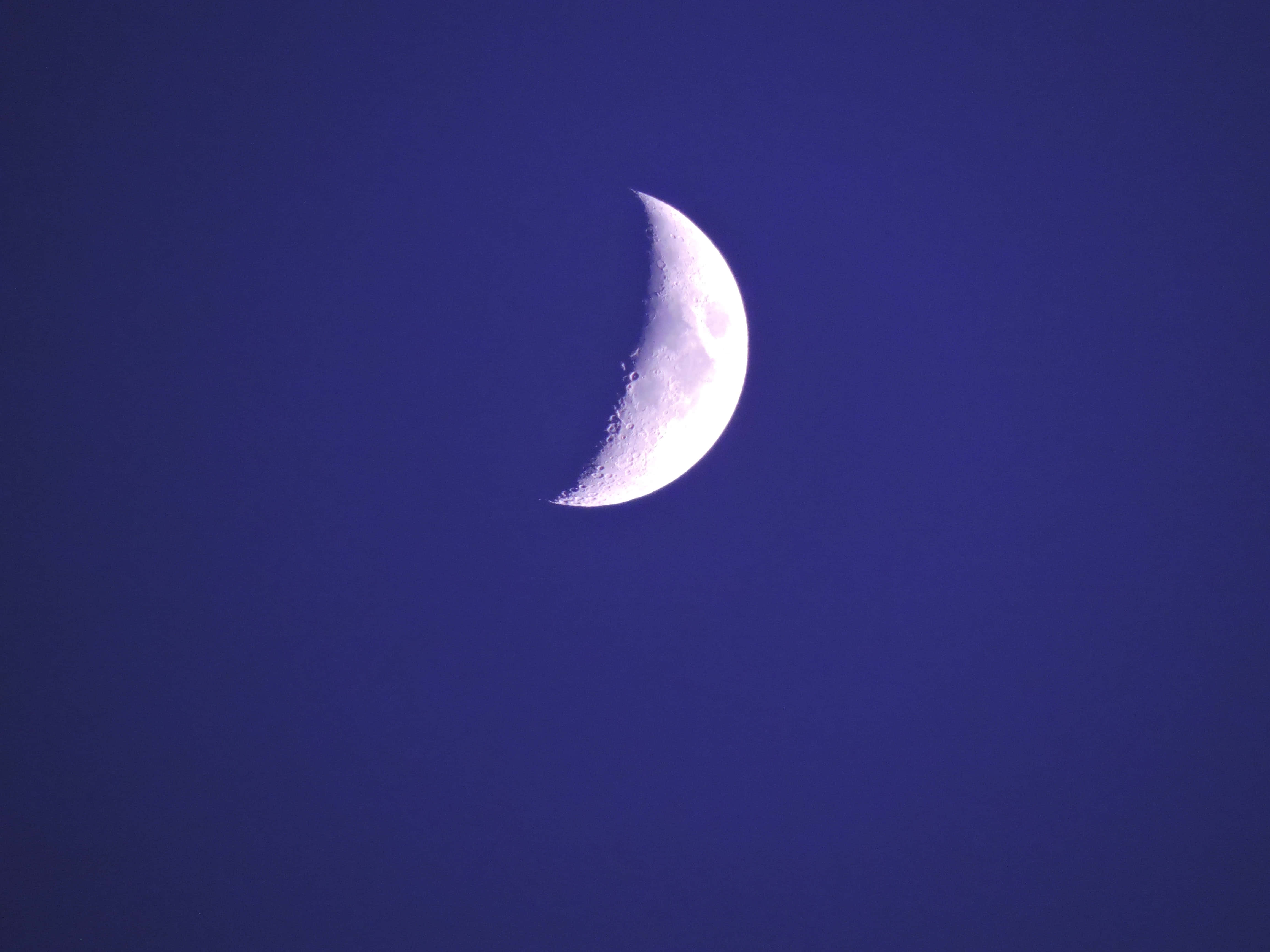 নীল অর্ধচন্দ্রের ছবি ওয়ালপেপার